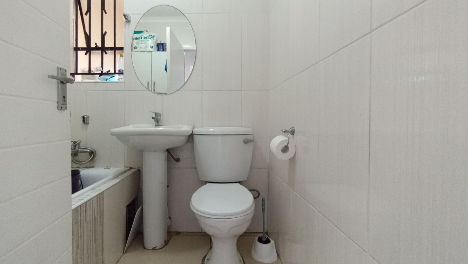 Bathroom 1 - 10 square meters of property in Fleurhof