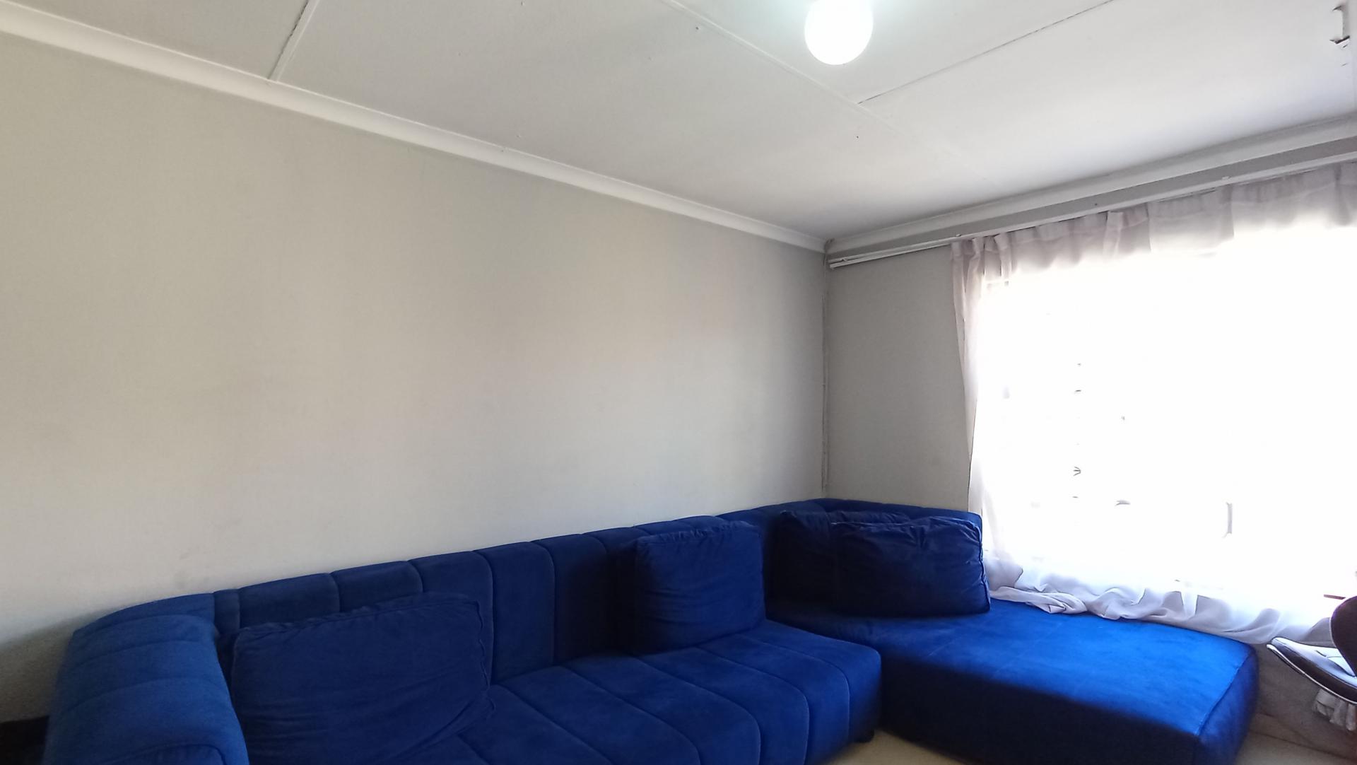 Lounges - 15 square meters of property in Fleurhof