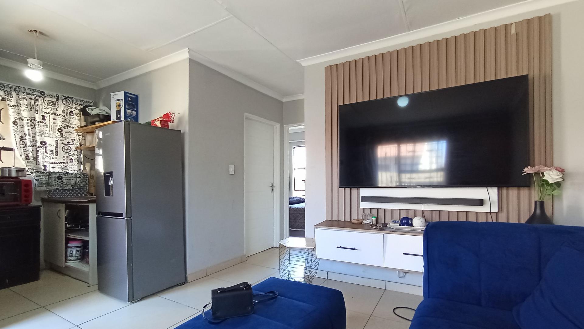 Lounges - 15 square meters of property in Fleurhof