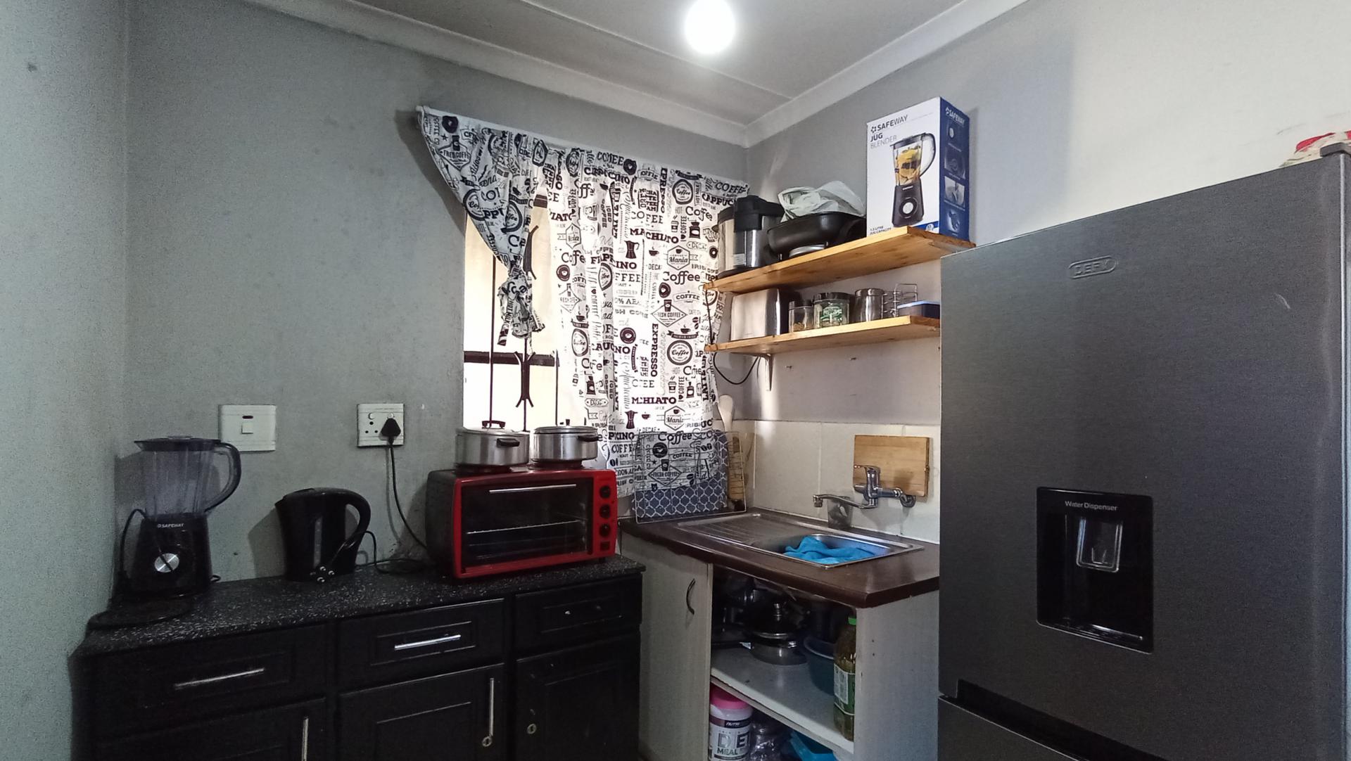 Kitchen - 5 square meters of property in Fleurhof