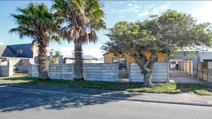 3 Bedroom Freehold Residence for Sale For Sale in Zeekoei Vlei - Home Sell - MR676905