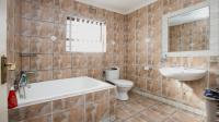 Main Bathroom of property in Zeekoei Vlei