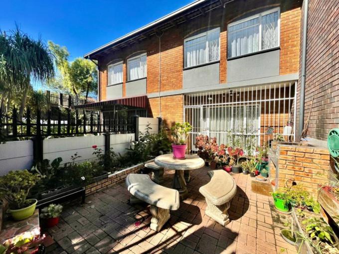 2 Bedroom Simplex for Sale For Sale in South Crest - MR676936