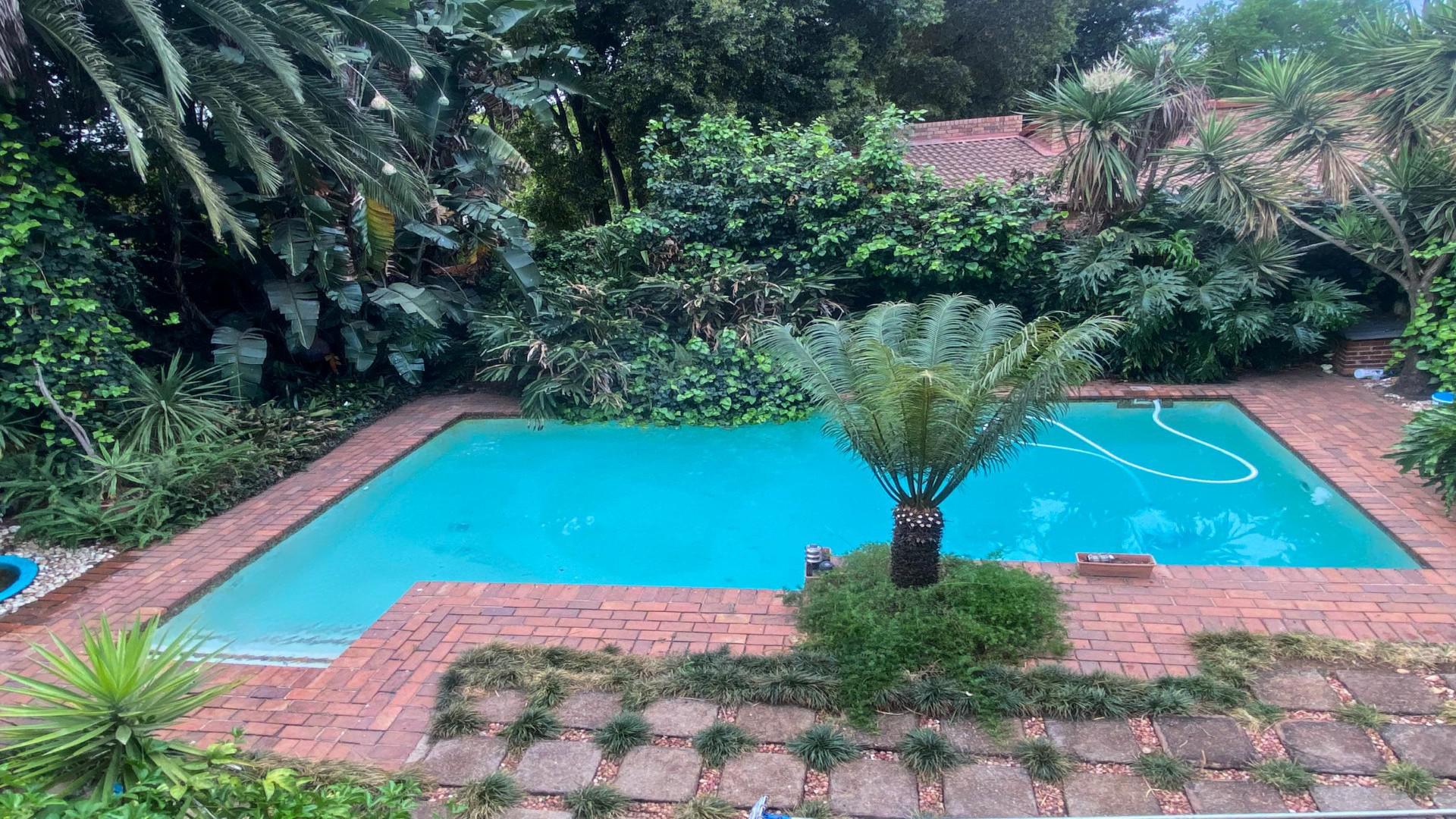 Swimming Pool of property in Weltevreden Park