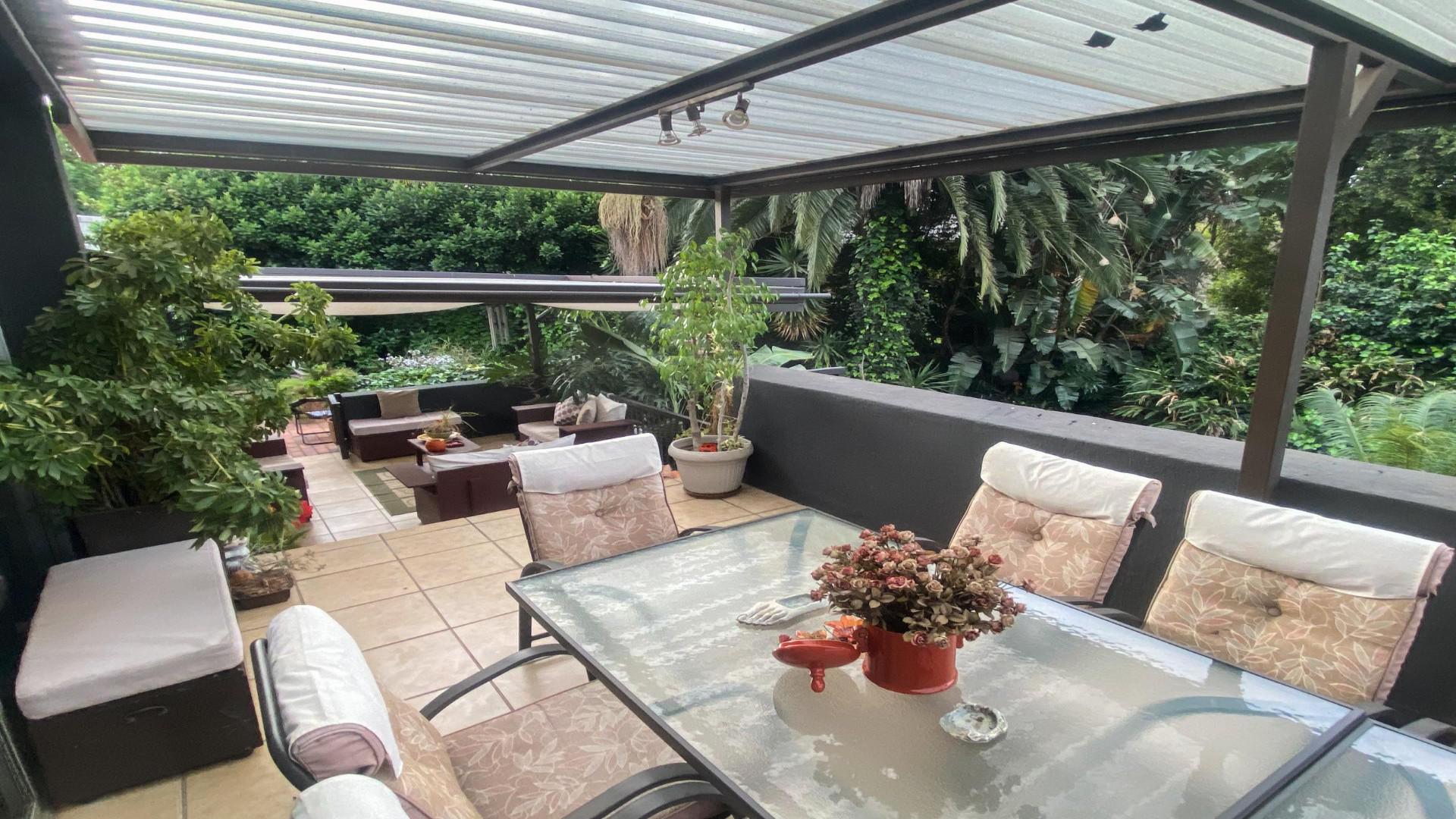 Patio - 38 square meters of property in Weltevreden Park