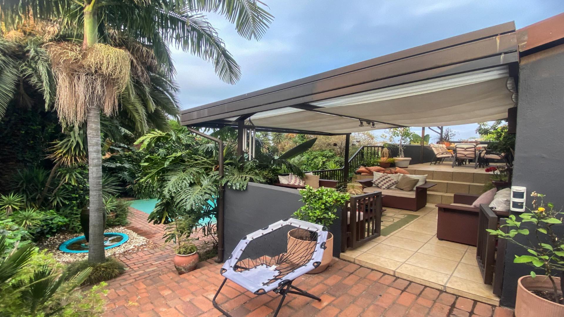 Patio - 38 square meters of property in Weltevreden Park