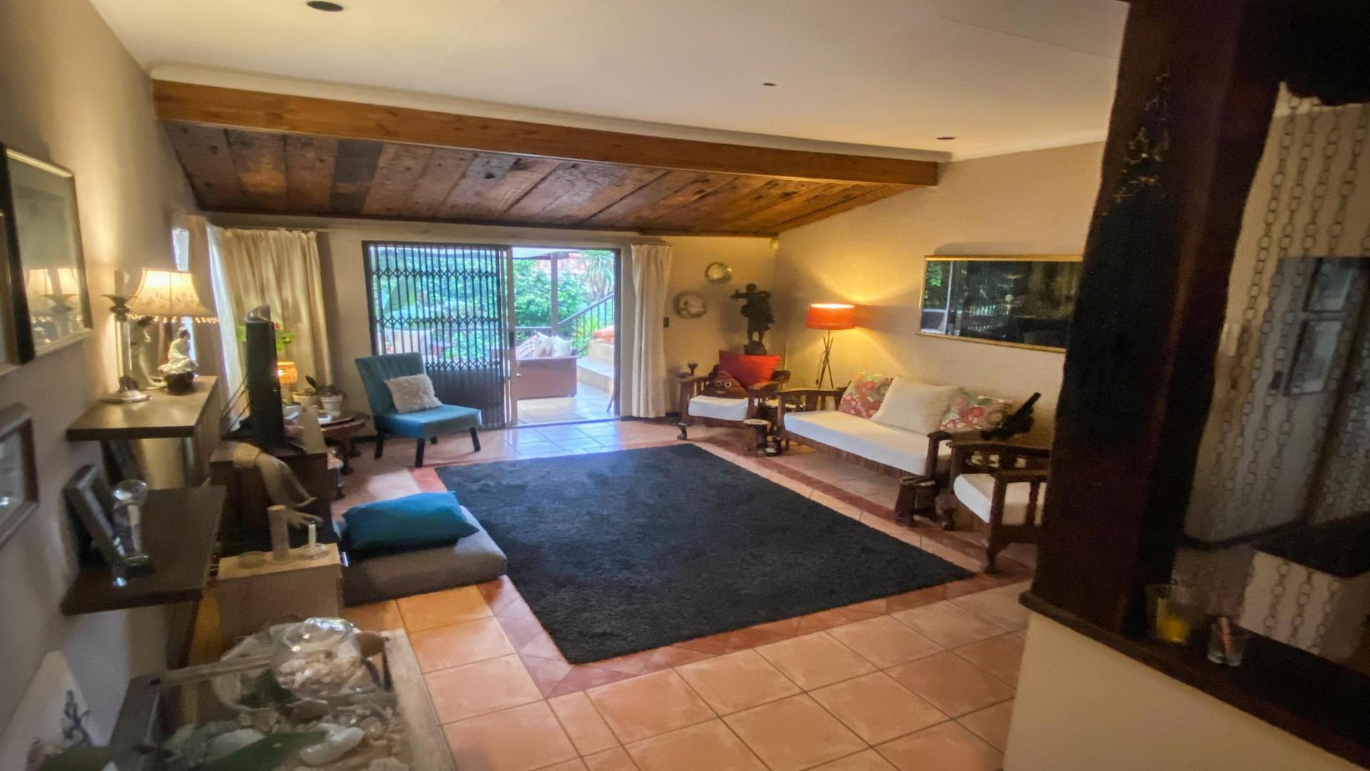 Lounges - 27 square meters of property in Weltevreden Park