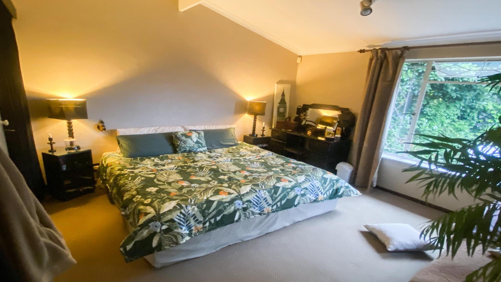 Main Bedroom - 18 square meters of property in Weltevreden Park