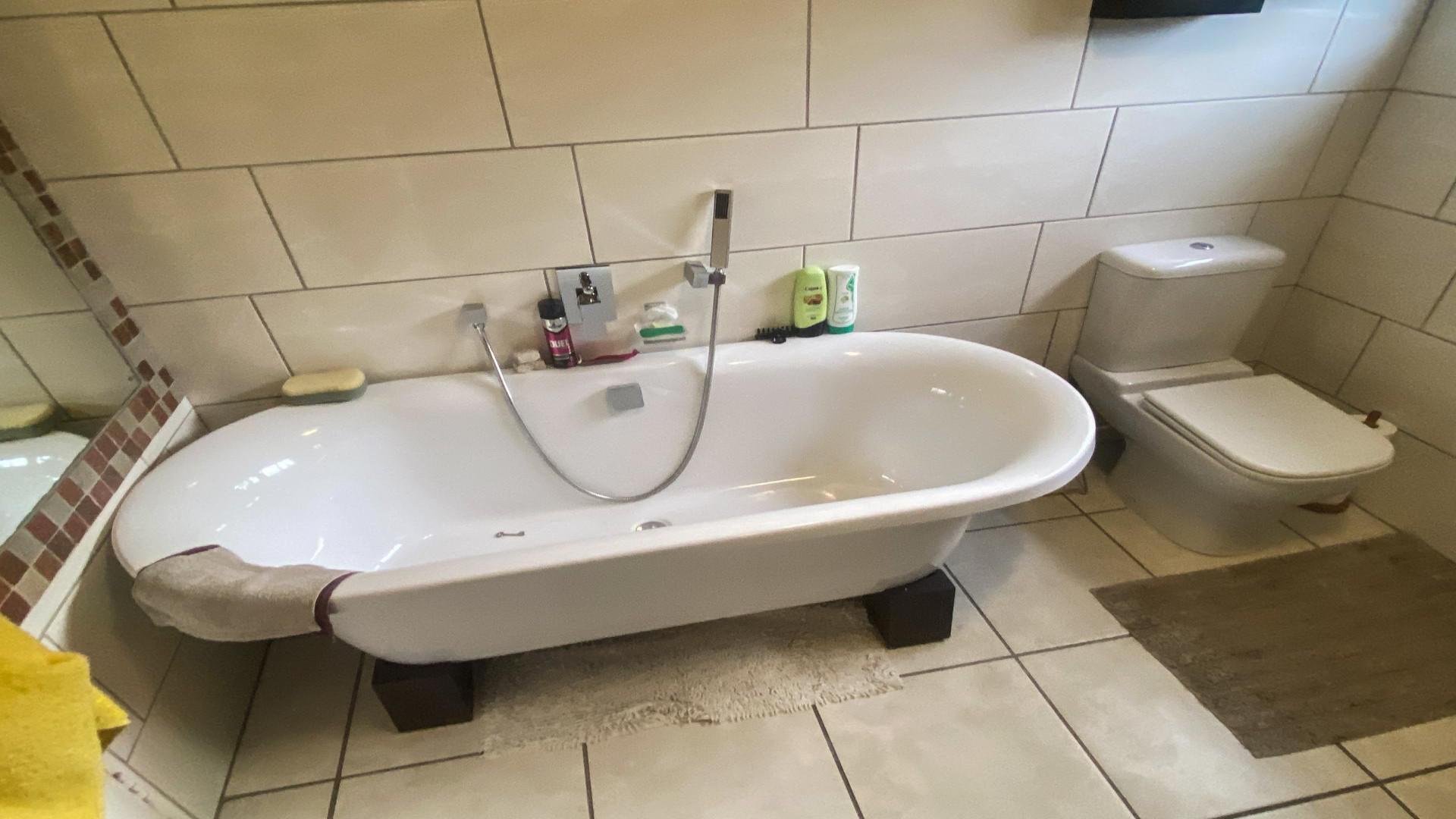 Main Bathroom - 7 square meters of property in Weltevreden Park