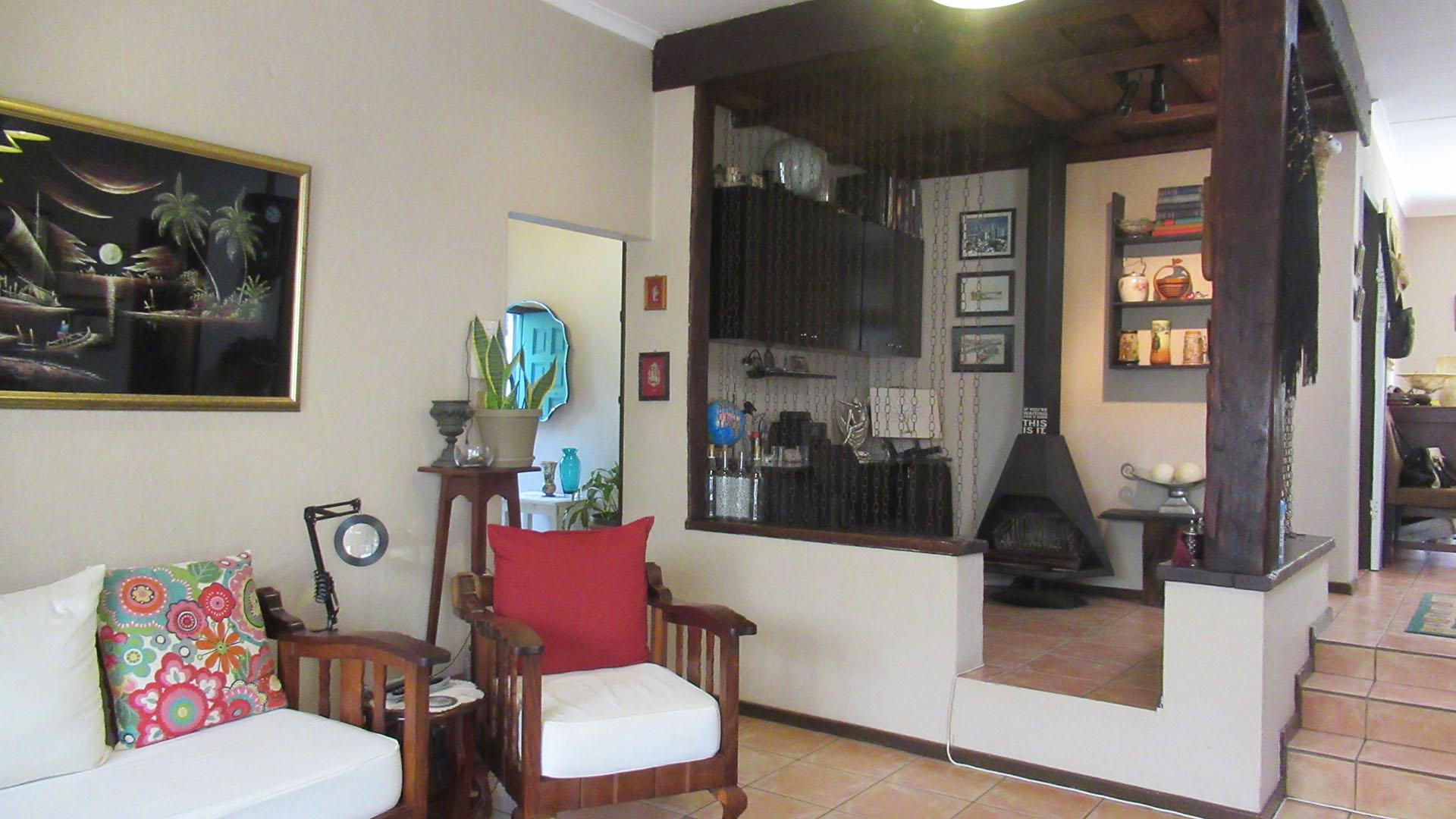 Lounges - 27 square meters of property in Weltevreden Park