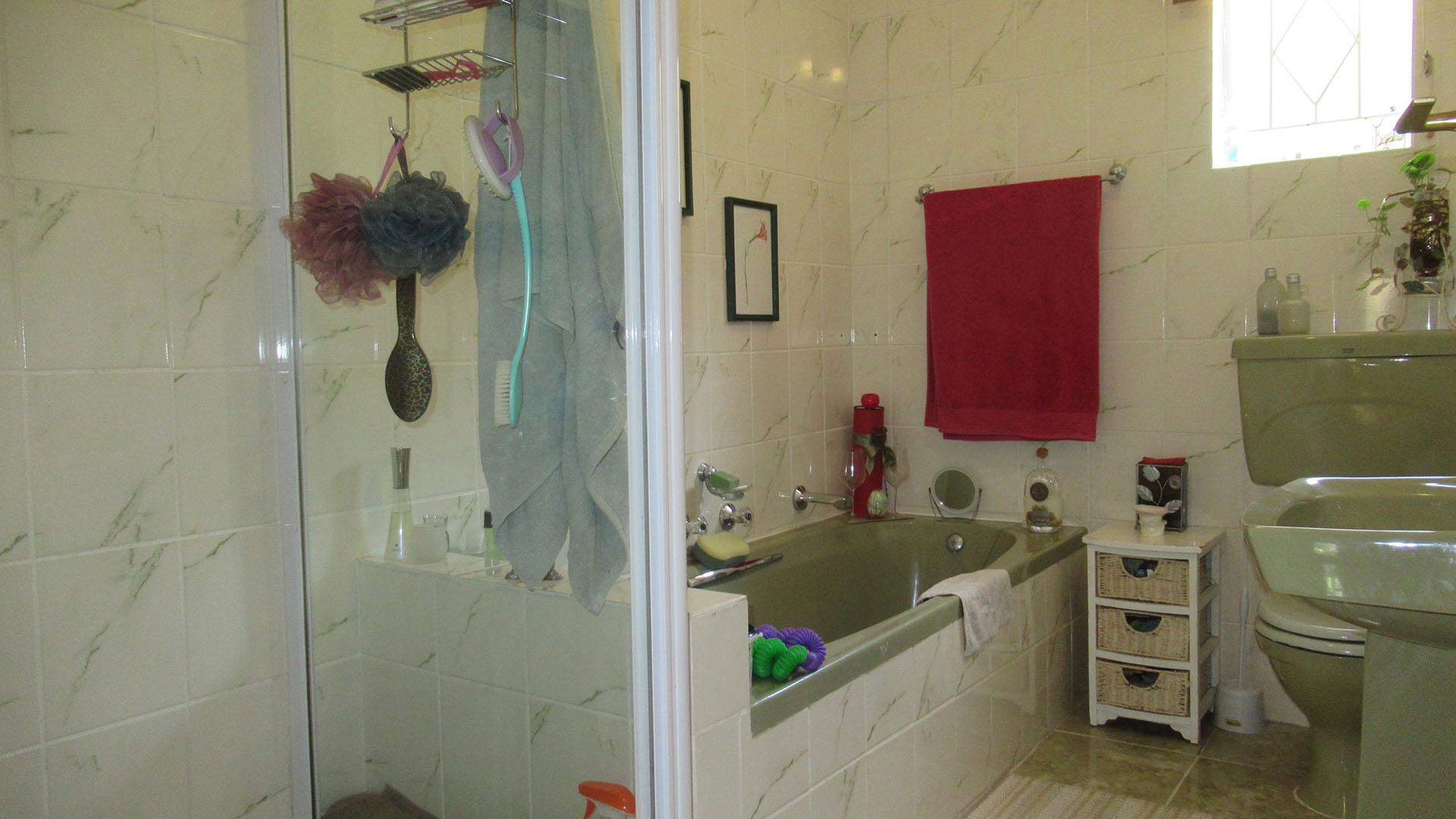Bathroom 1 - 11 square meters of property in Weltevreden Park