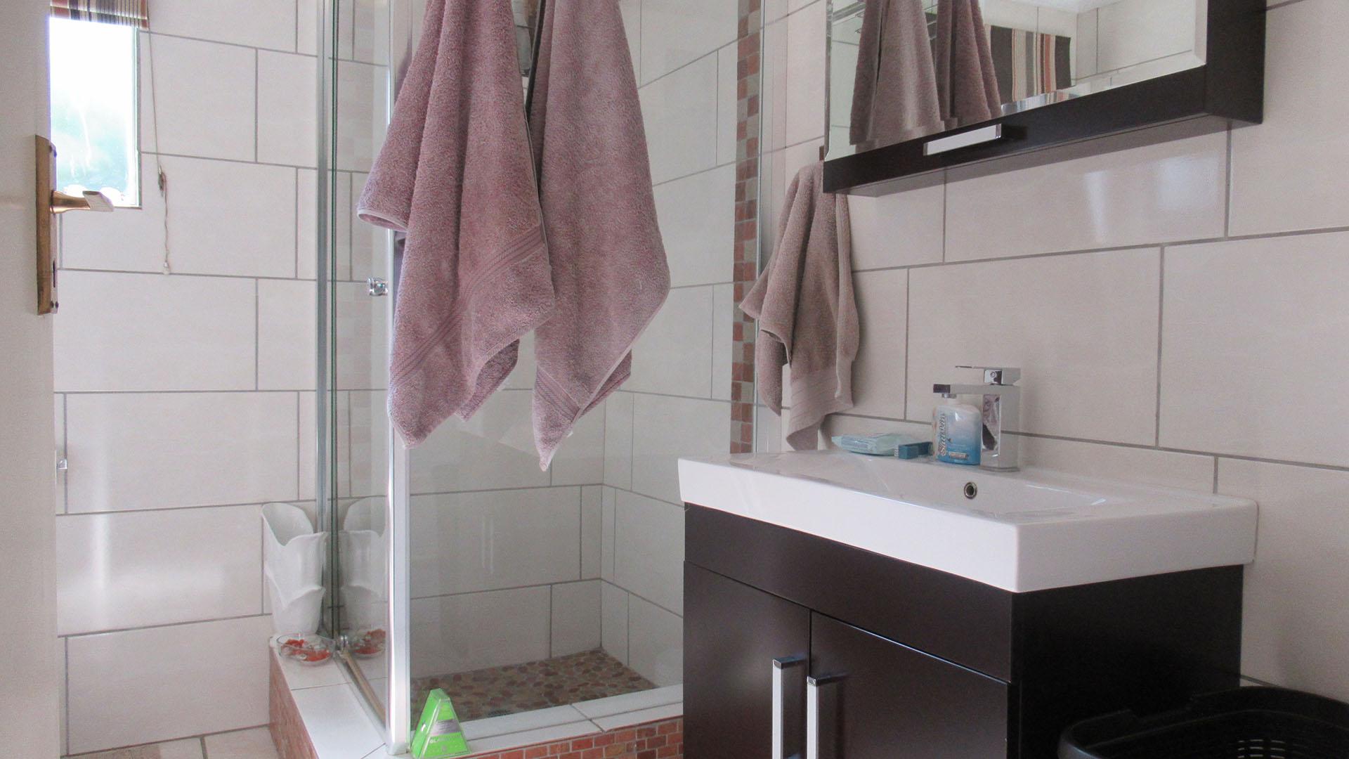 Main Bathroom - 7 square meters of property in Weltevreden Park