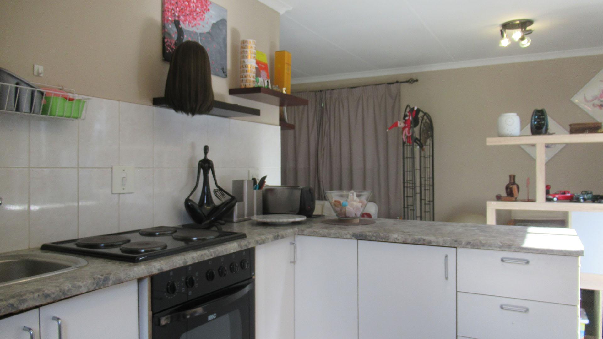 Kitchen - 25 square meters of property in Weltevreden Park