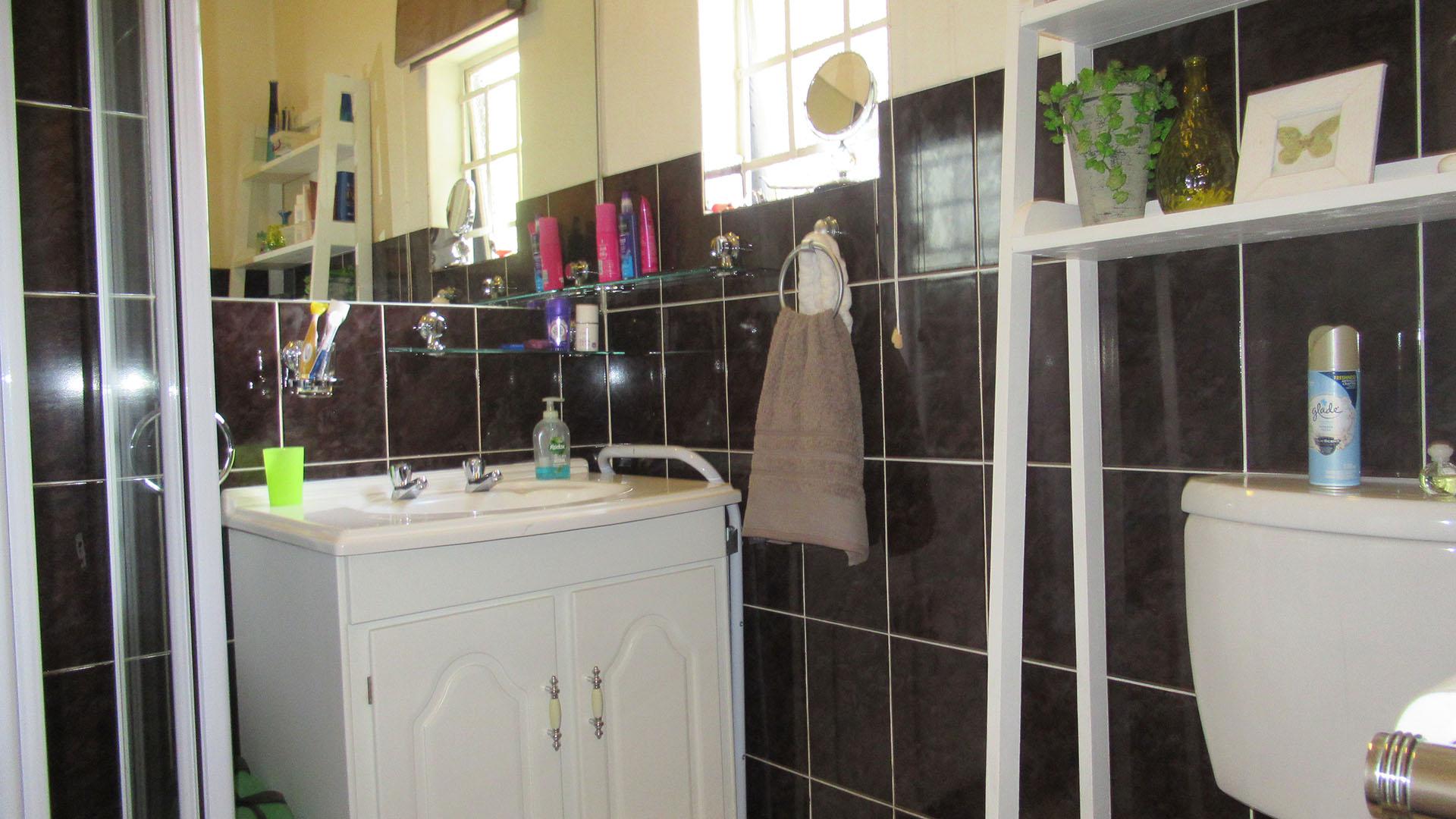 Bathroom 1 - 11 square meters of property in Weltevreden Park