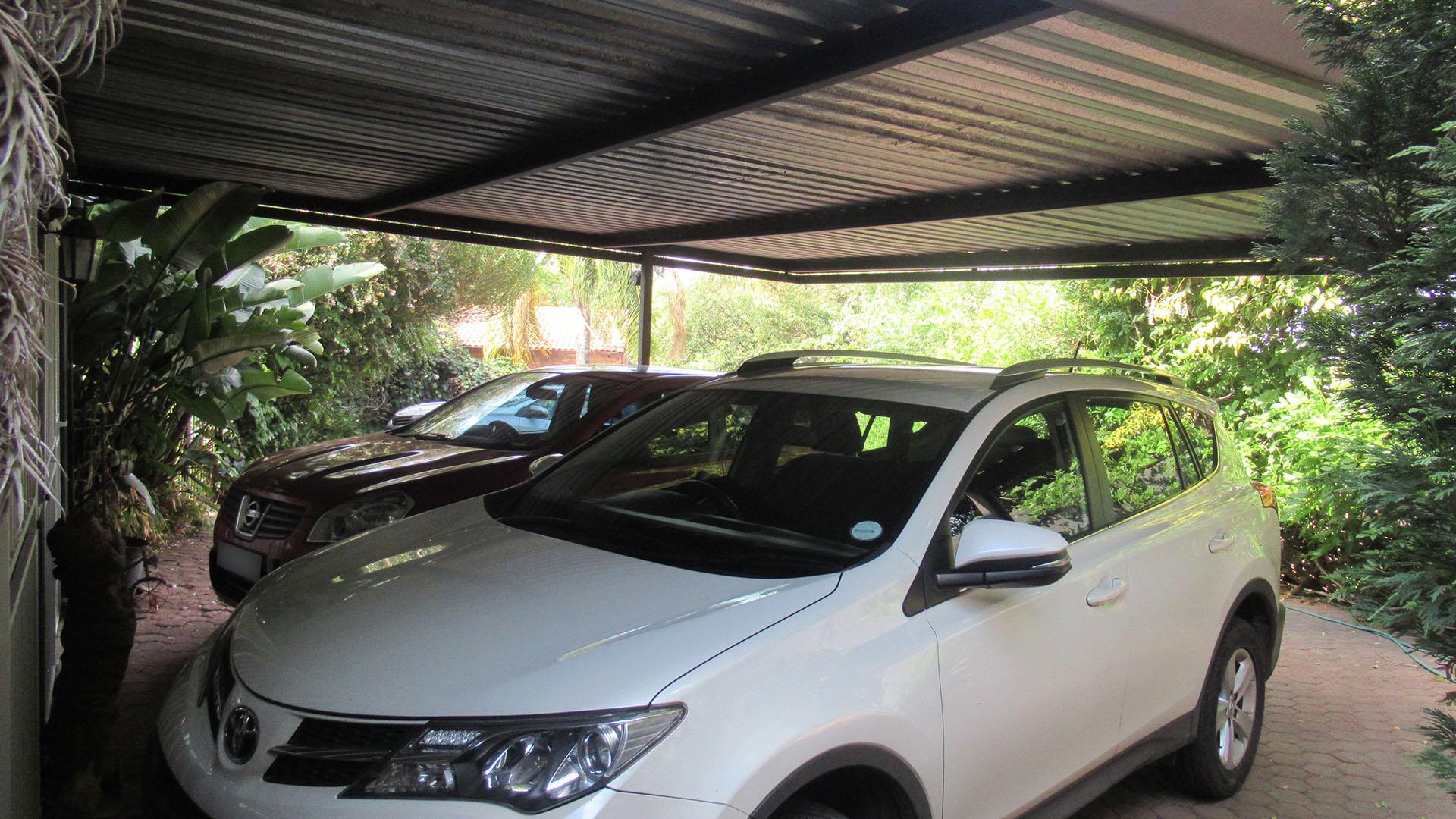 Carport  of property in Weltevreden Park