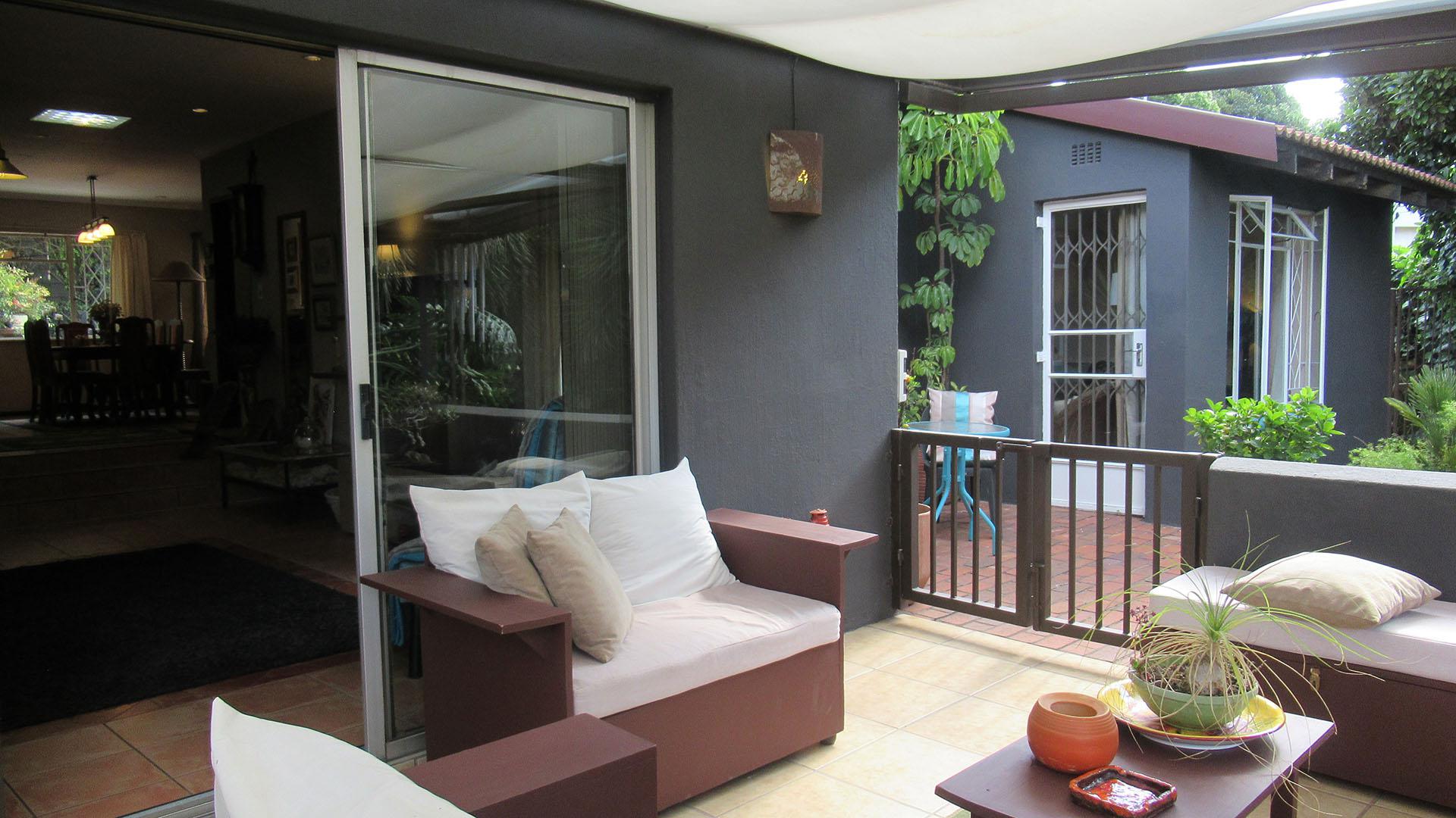 Patio - 38 square meters of property in Weltevreden Park