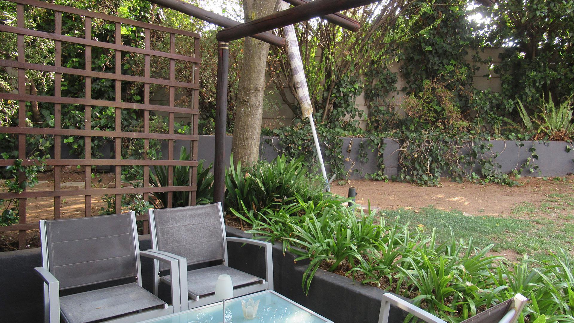 Patio - 38 square meters of property in Weltevreden Park