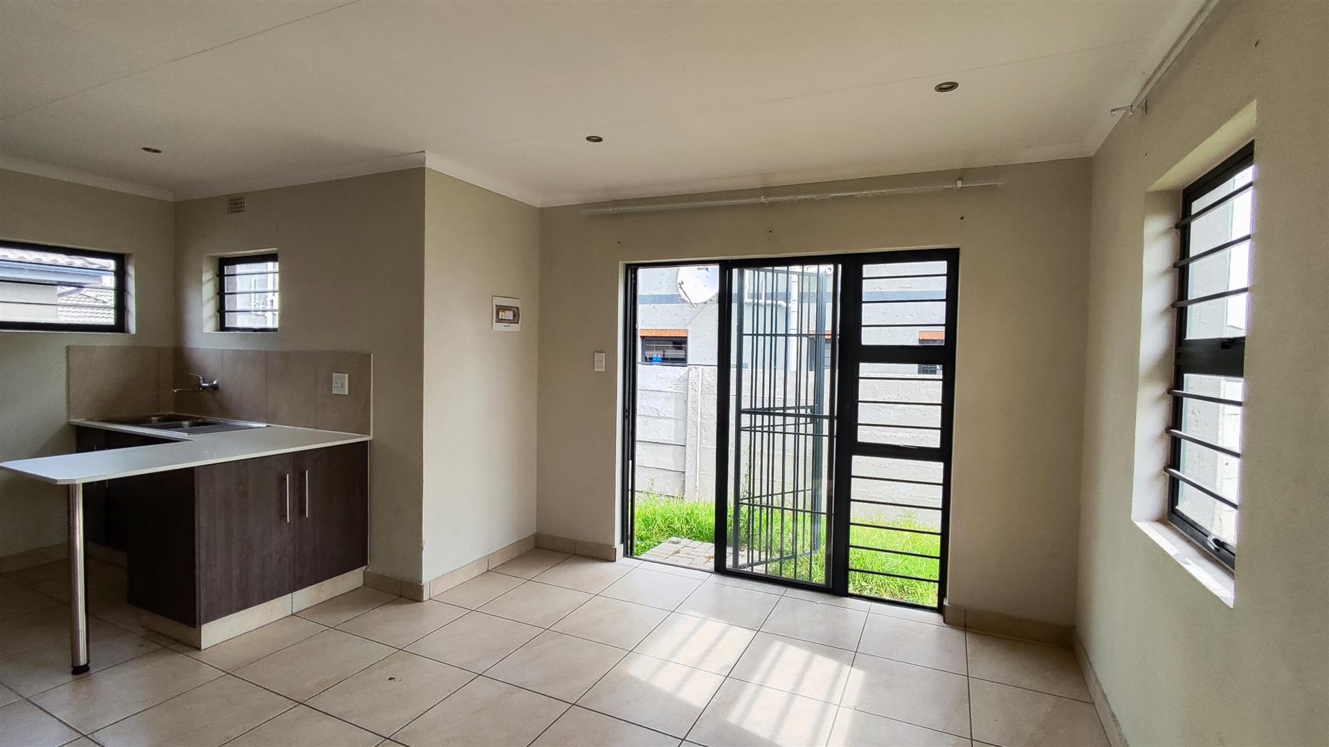 Lounges - 19 square meters of property in Albertsdal