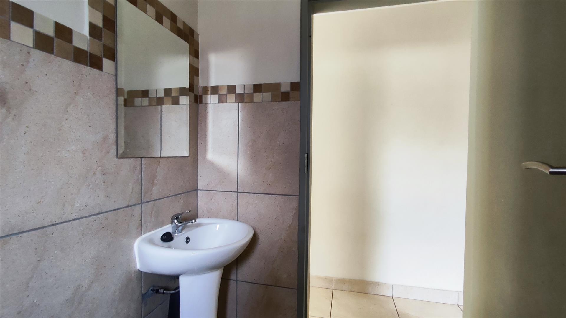 Bathroom 1 - 4 square meters of property in Albertsdal