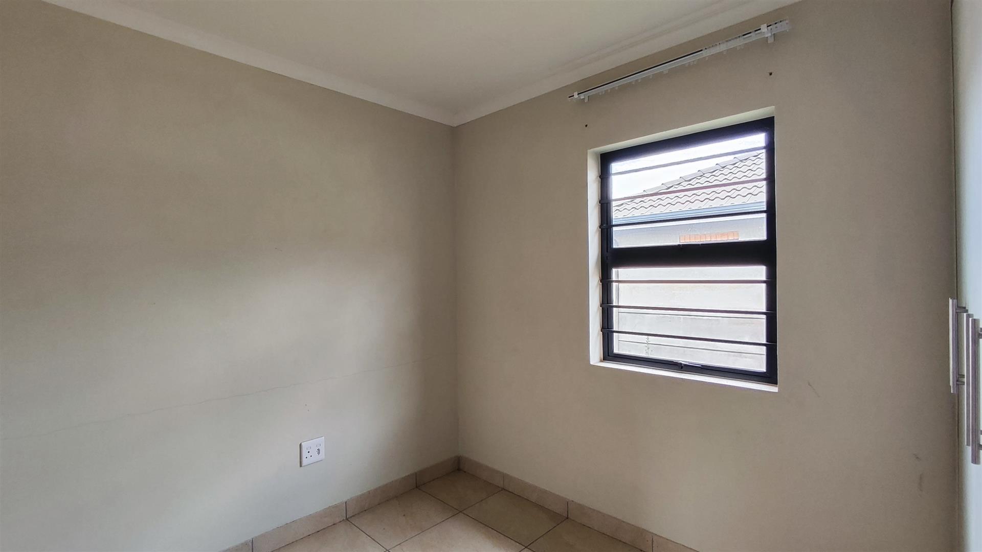 Bed Room 1 - 9 square meters of property in Albertsdal