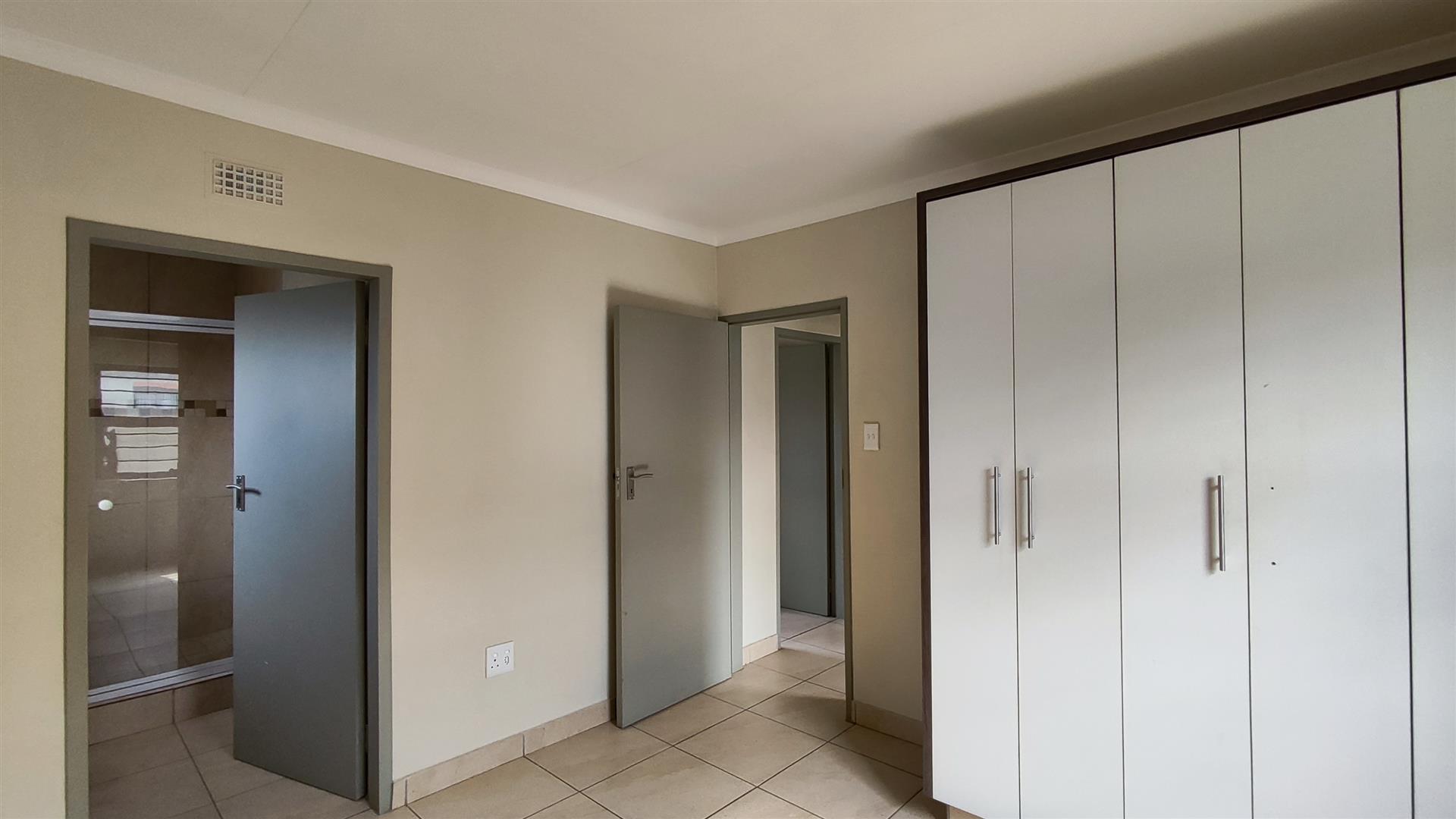 Main Bedroom - 13 square meters of property in Albertsdal