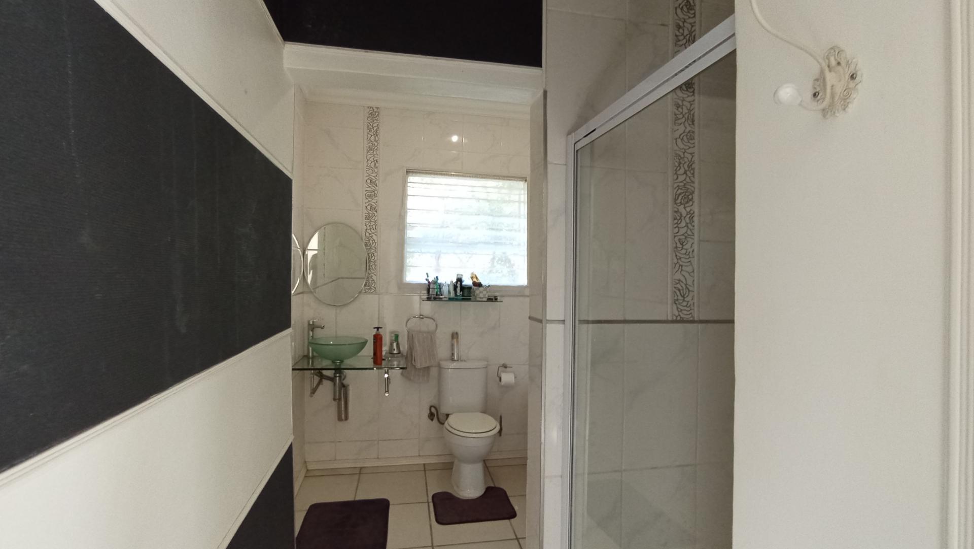 Bathroom 1 - 16 square meters of property in Northcliff