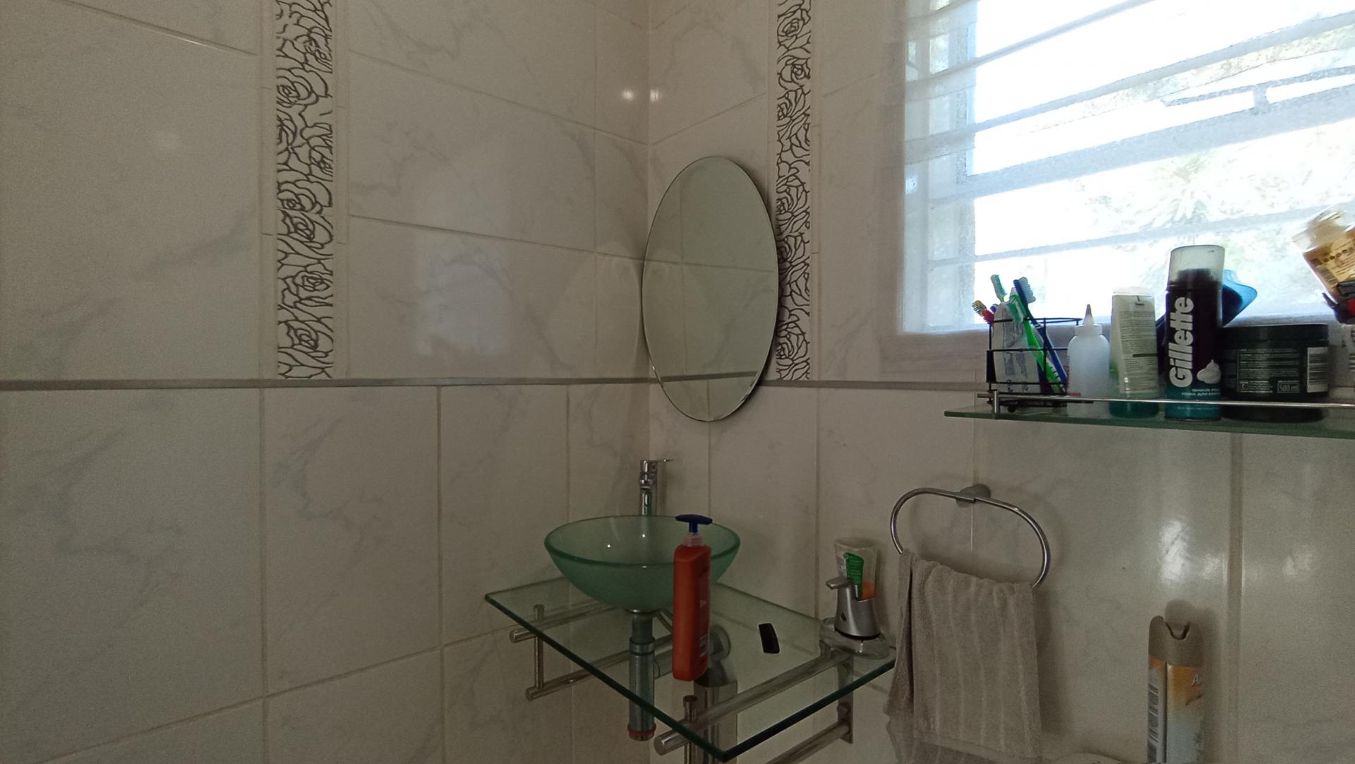 Bathroom 1 - 16 square meters of property in Northcliff