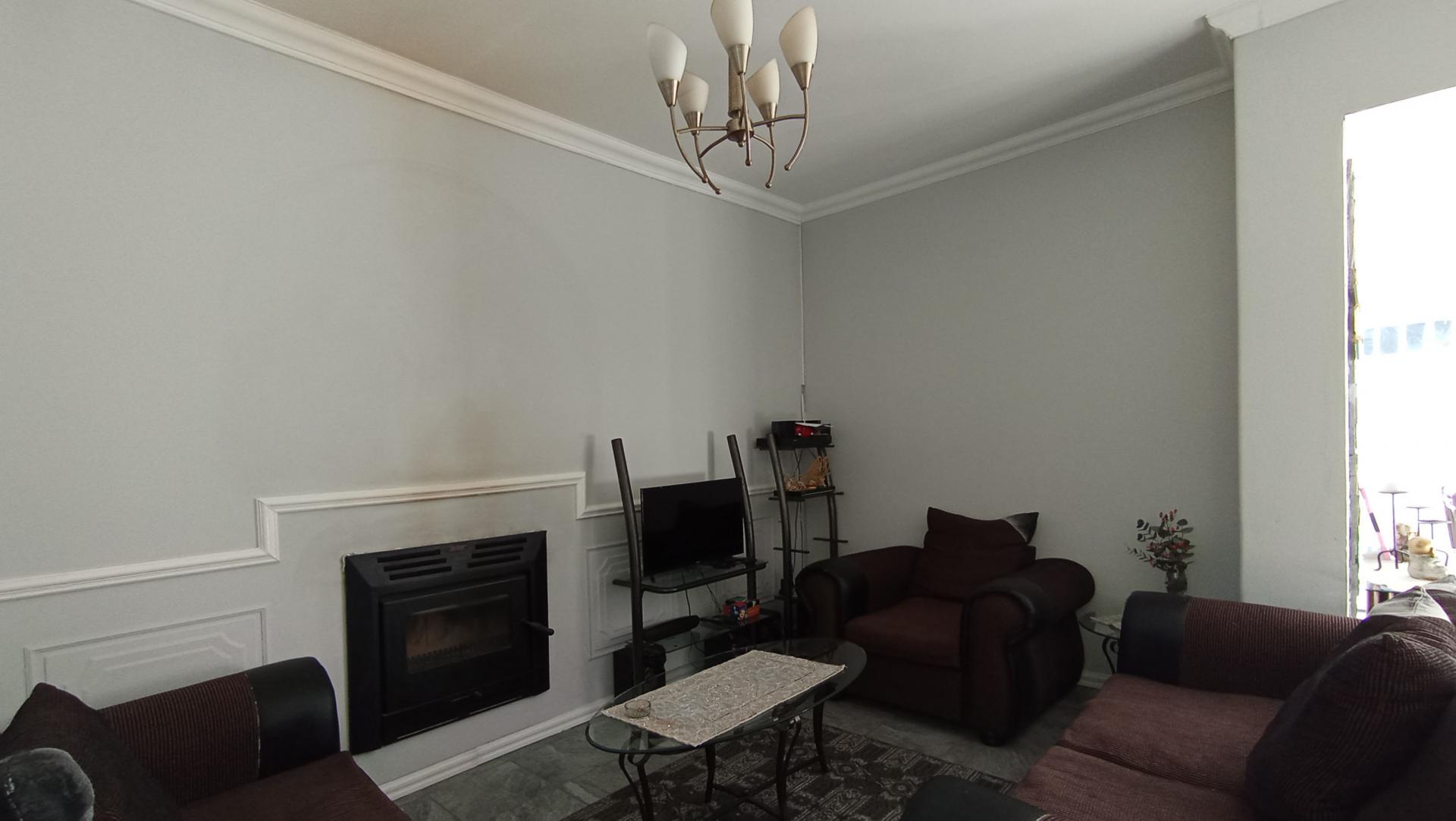 Lounges - 38 square meters of property in Northcliff