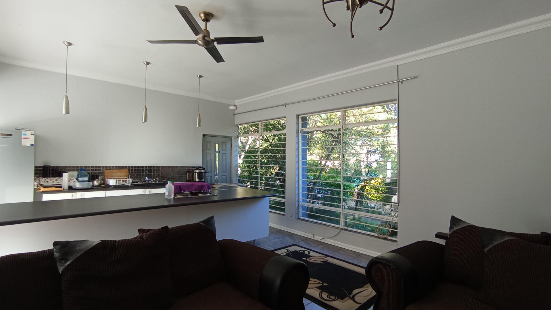 Lounges - 38 square meters of property in Northcliff