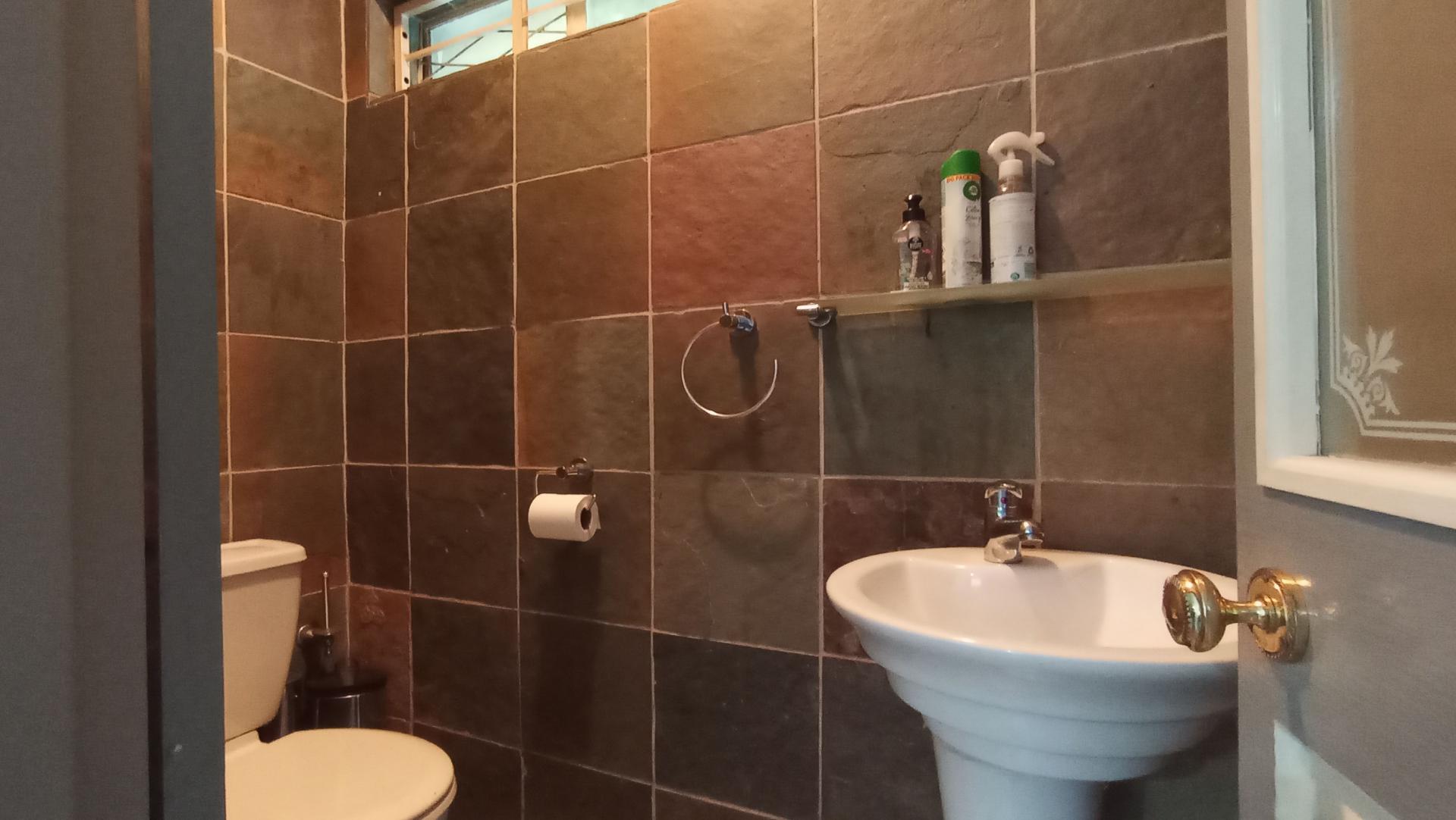 Guest Toilet - 3 square meters of property in Northcliff