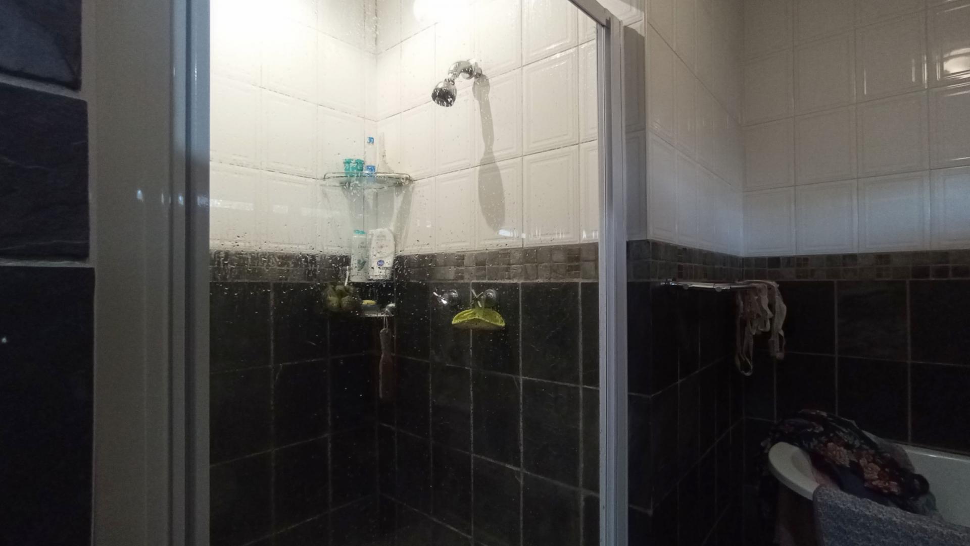 Main Bathroom - 8 square meters of property in Northcliff
