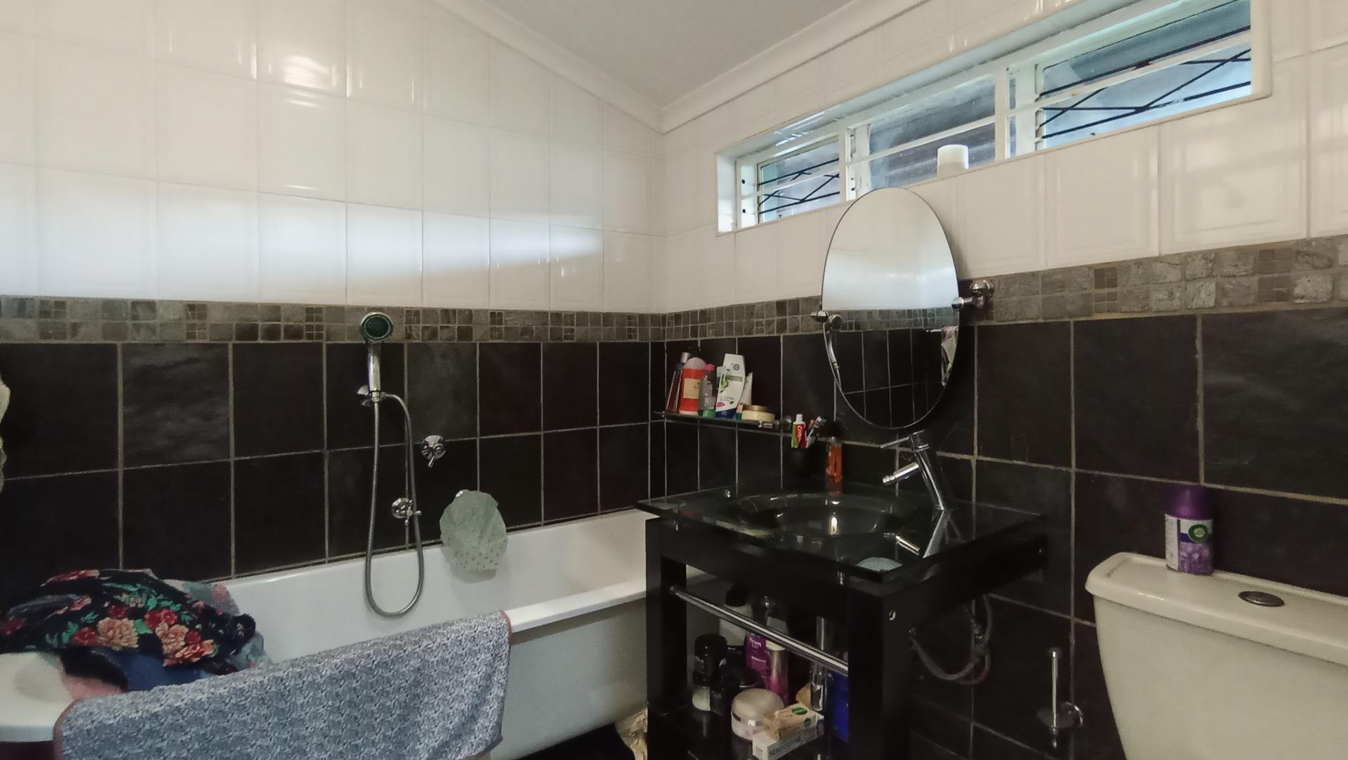 Main Bathroom - 8 square meters of property in Northcliff