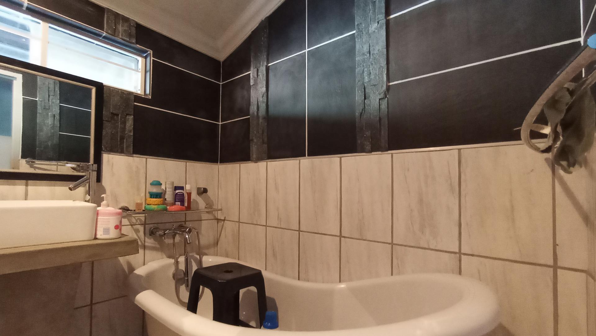 Bathroom 1 - 16 square meters of property in Northcliff