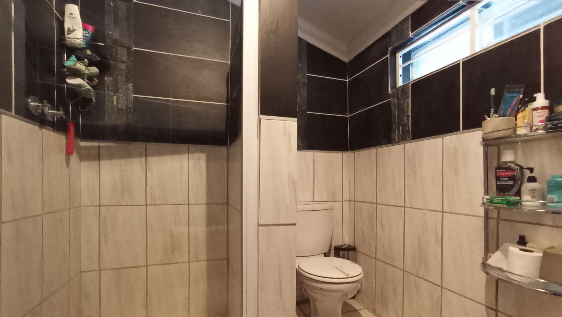 Bathroom 1 - 16 square meters of property in Northcliff