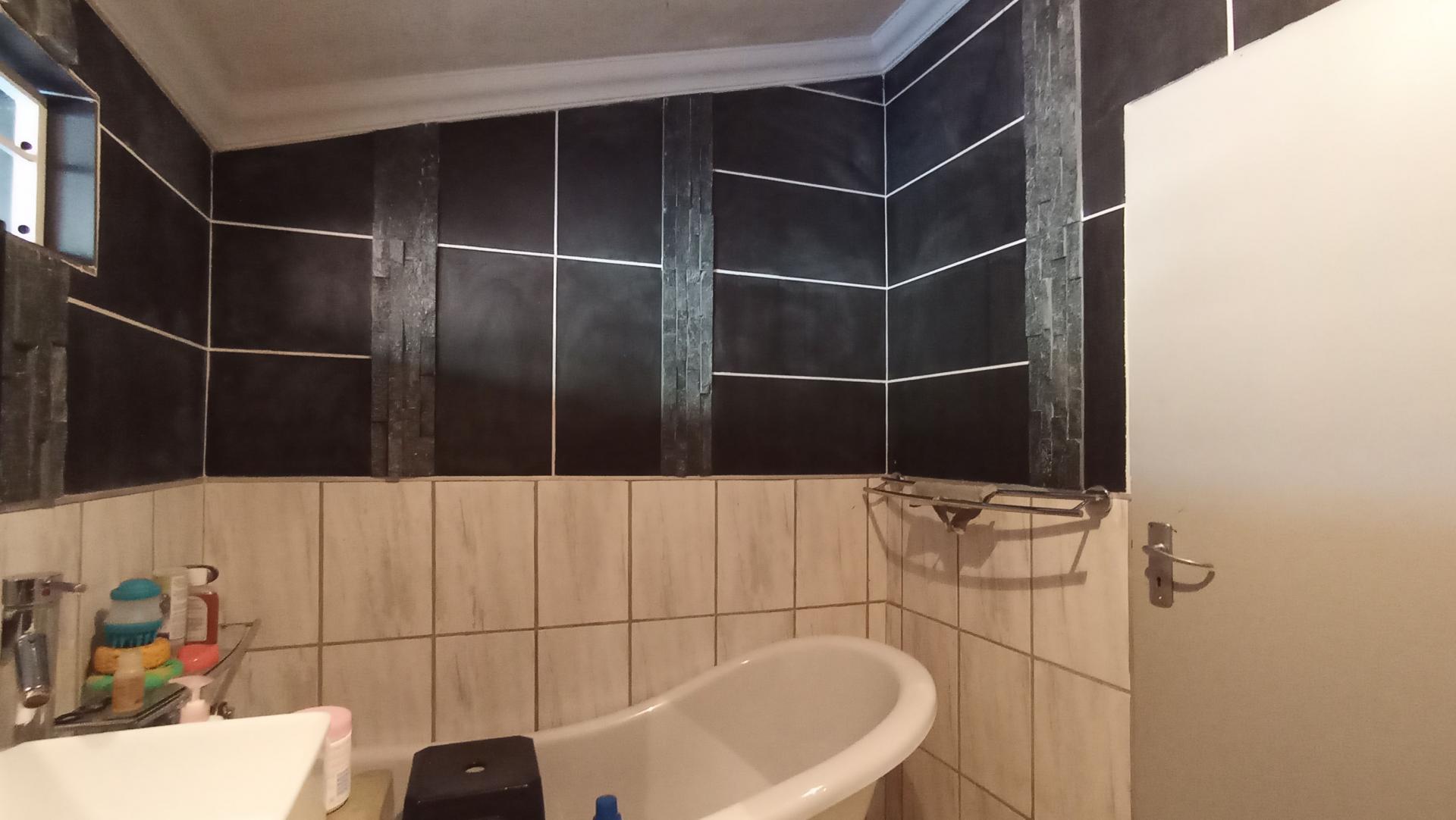 Bathroom 1 - 16 square meters of property in Northcliff