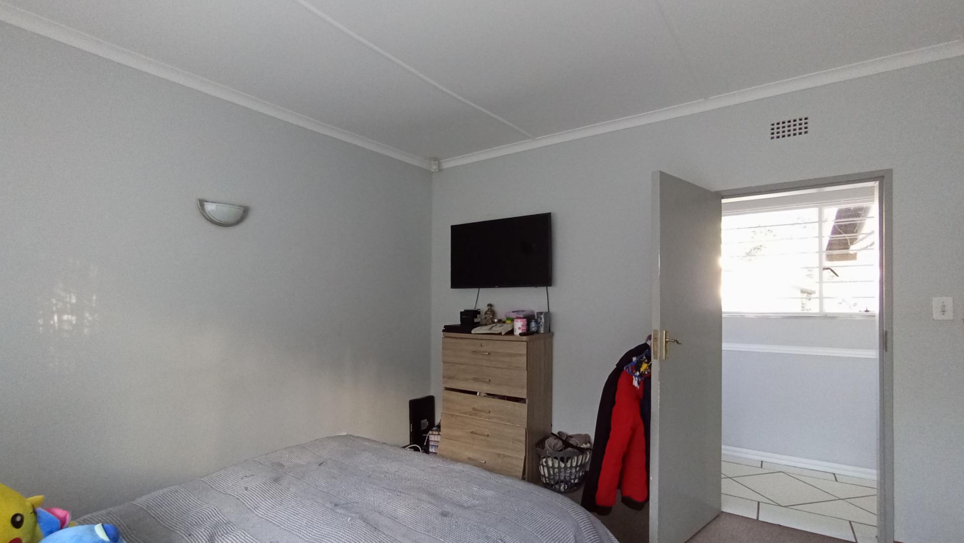 Bed Room 1 - 43 square meters of property in Northcliff