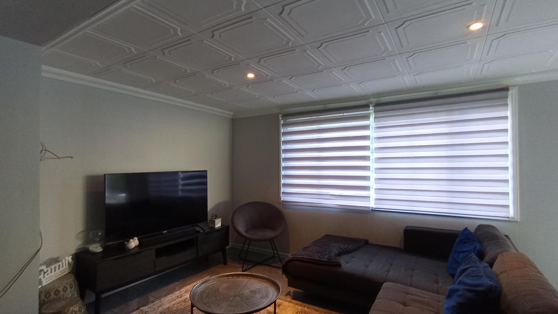 Lounges - 38 square meters of property in Northcliff