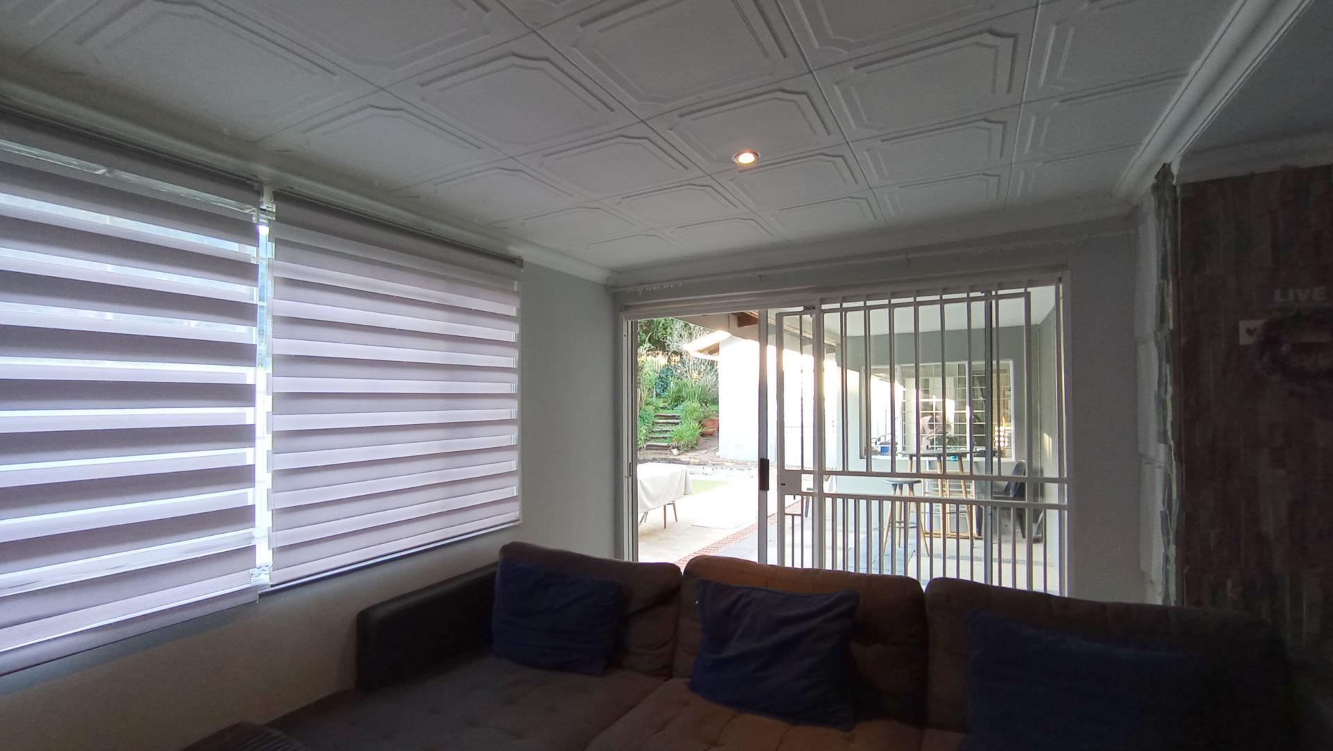 Lounges - 38 square meters of property in Northcliff