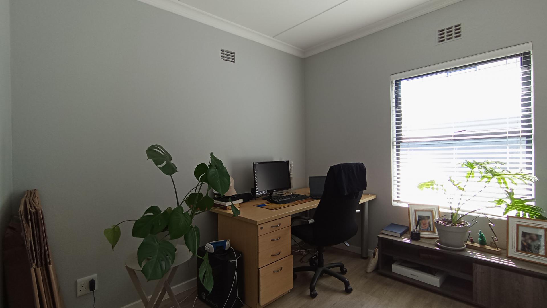 Bed Room 1 - 16 square meters of property in Ferndale - JHB