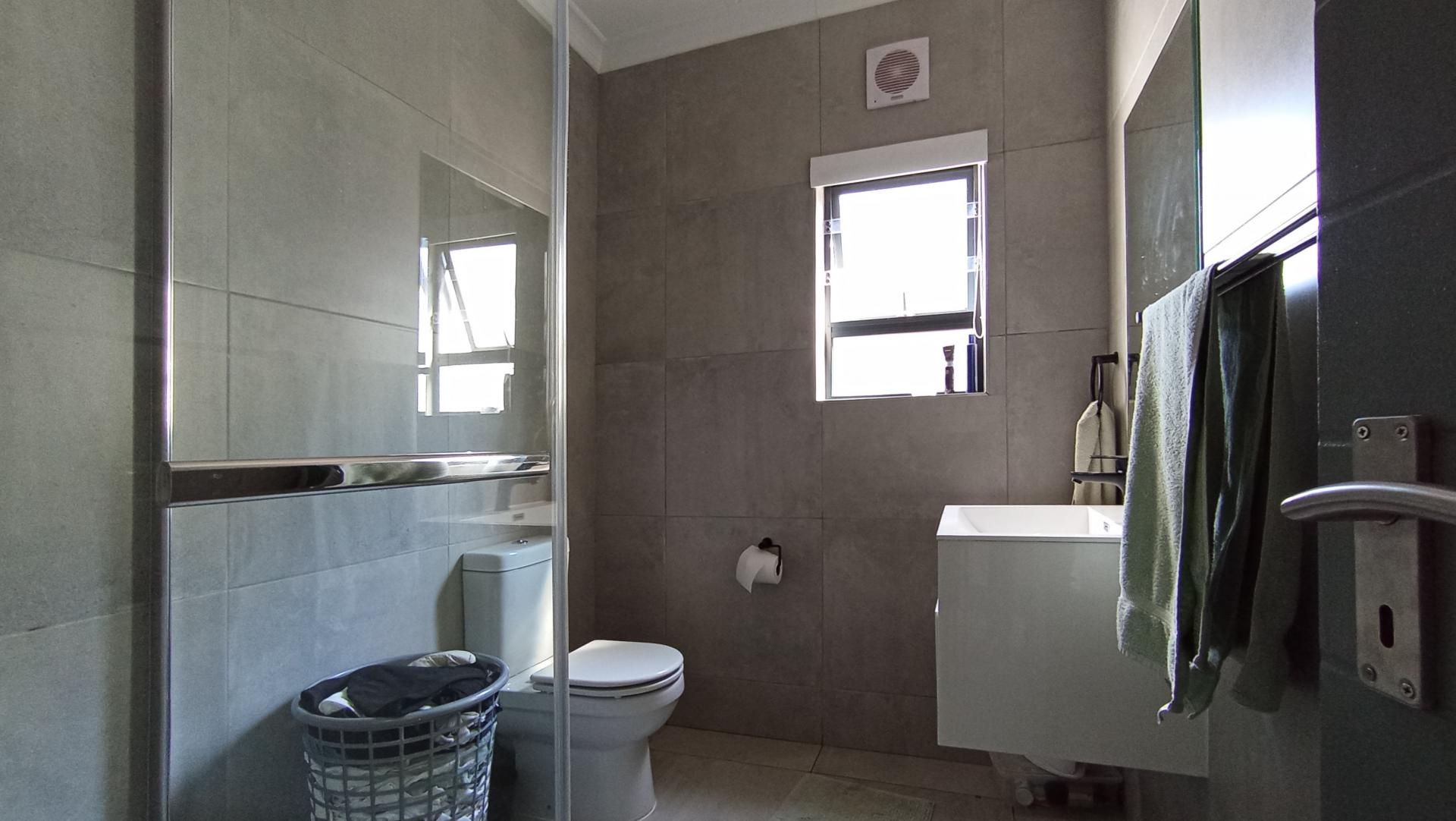 Bathroom 1 - 6 square meters of property in Ferndale - JHB