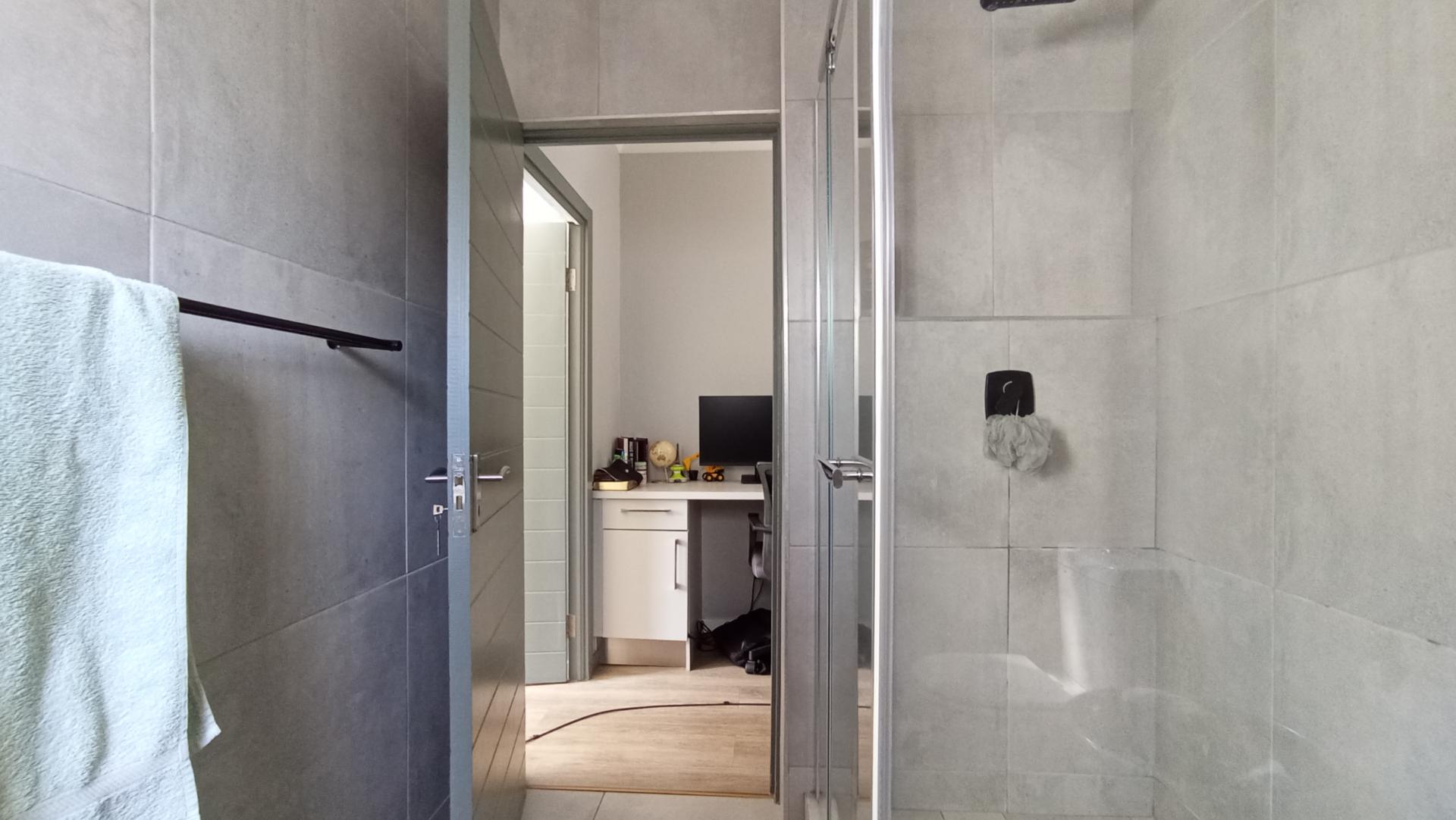 Bathroom 1 - 6 square meters of property in Ferndale - JHB