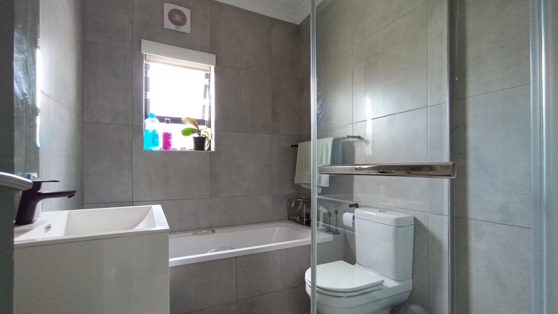 Bathroom 2 - 6 square meters of property in Ferndale - JHB