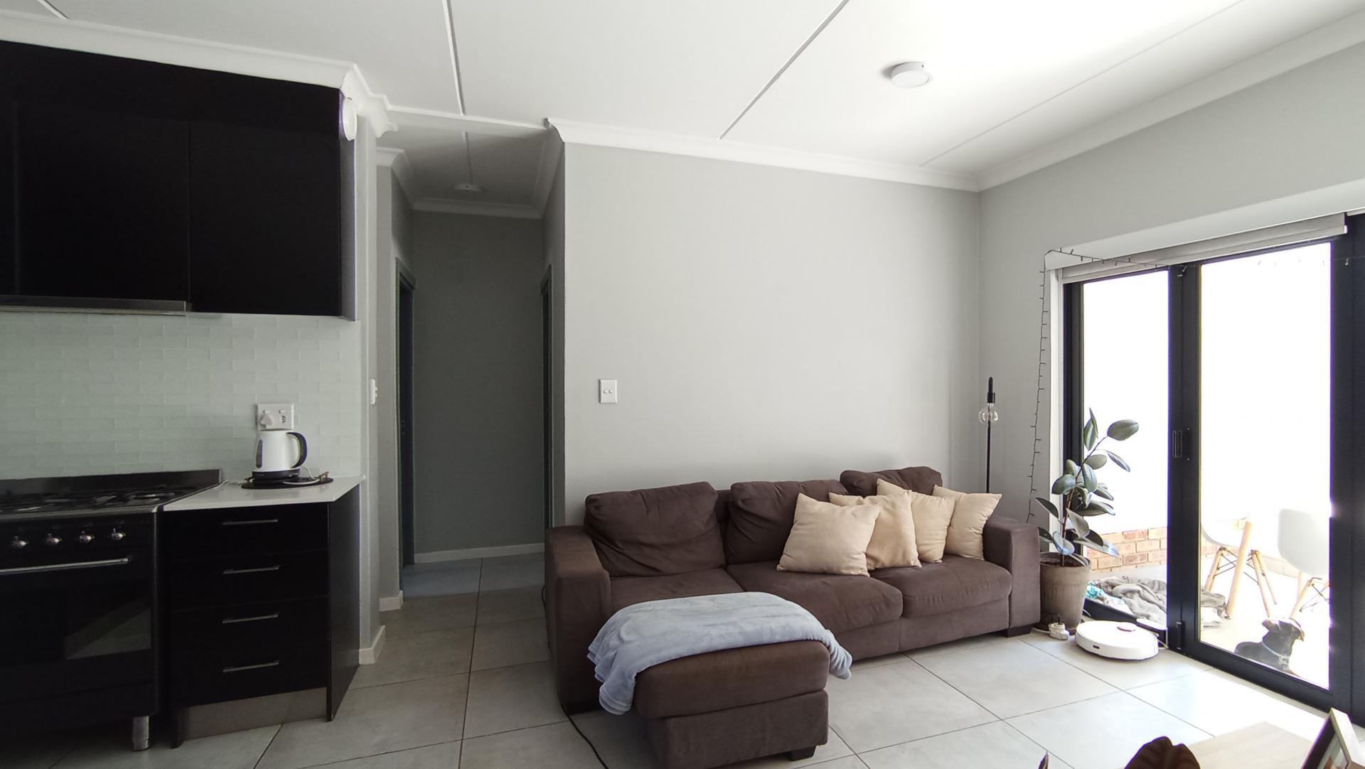 Lounges - 18 square meters of property in Ferndale - JHB