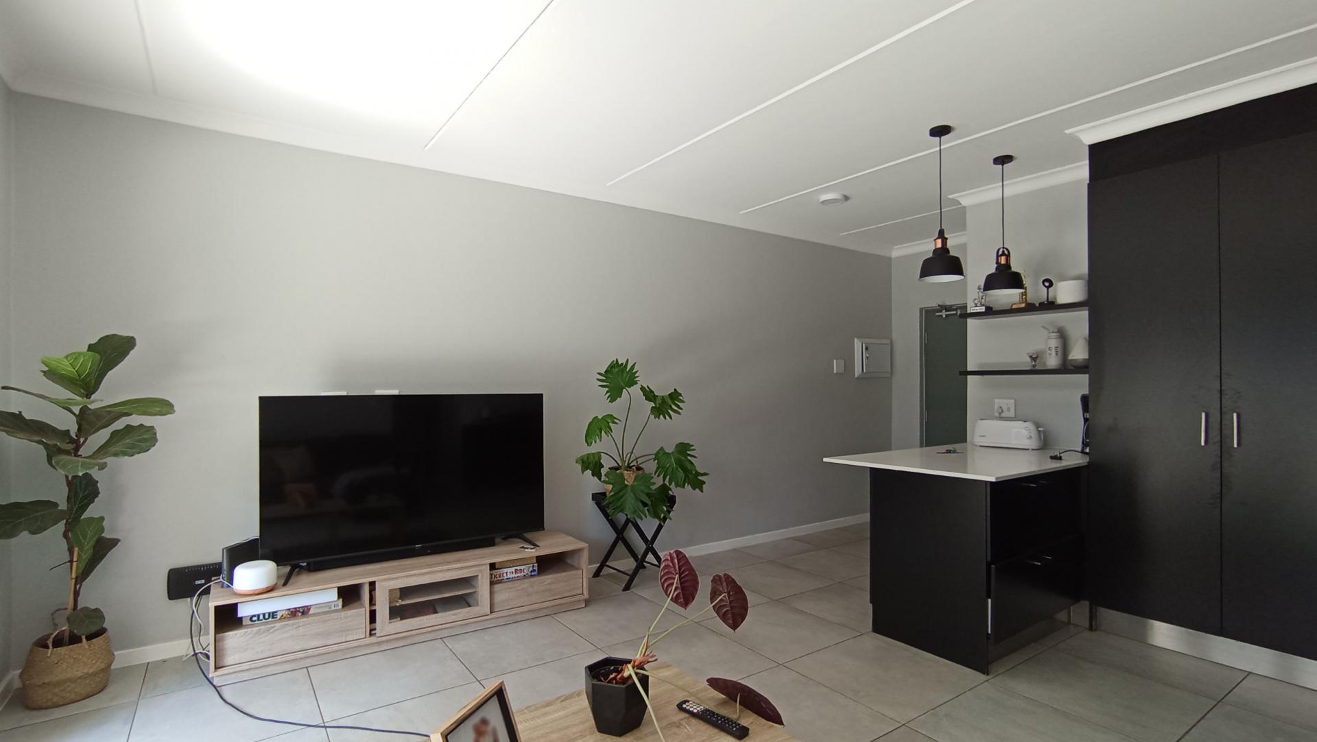 Lounges - 18 square meters of property in Ferndale - JHB