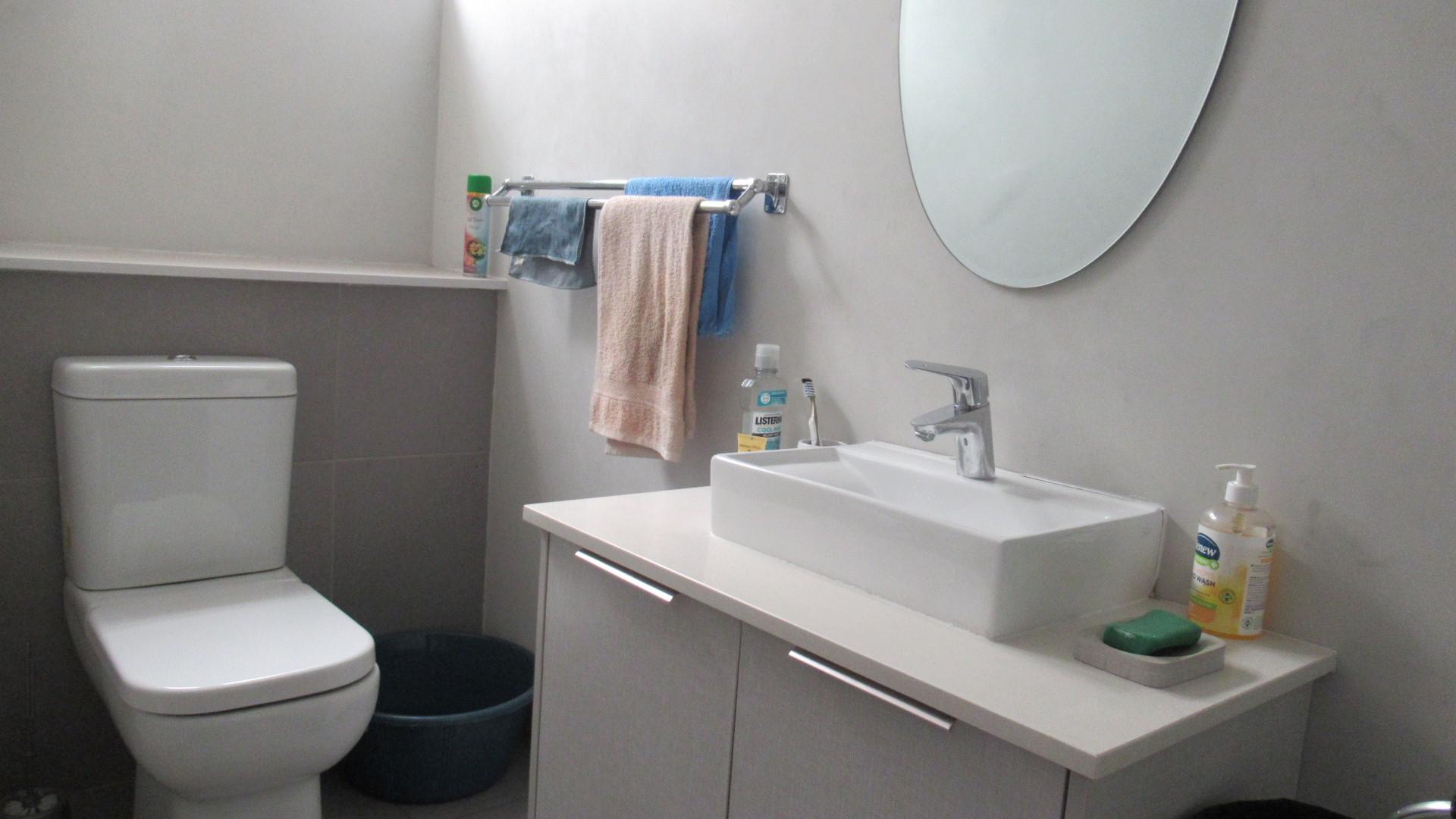 Main Bathroom - 7 square meters of property in Braamfontein
