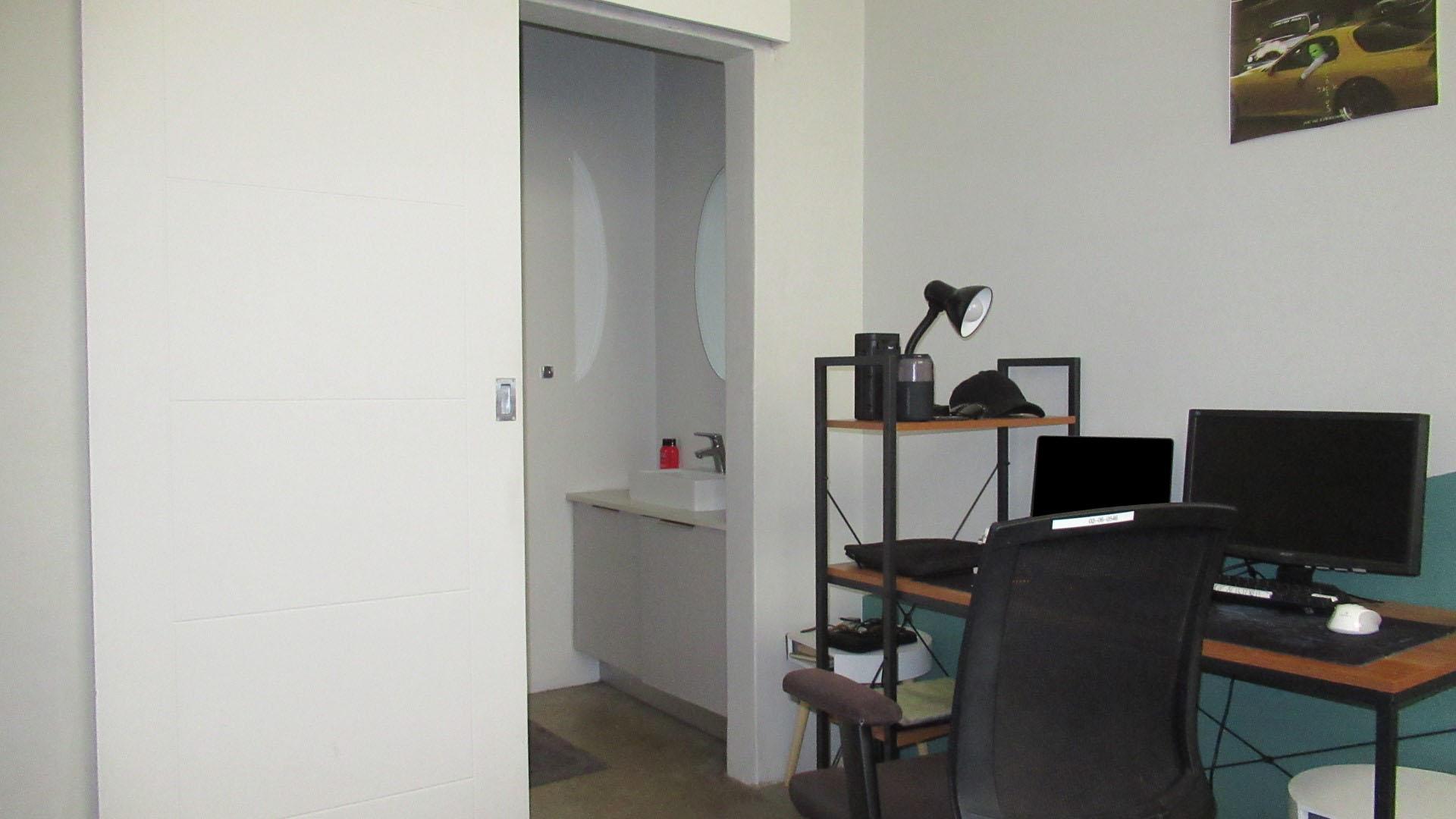 Bed Room 1 - 17 square meters of property in Braamfontein