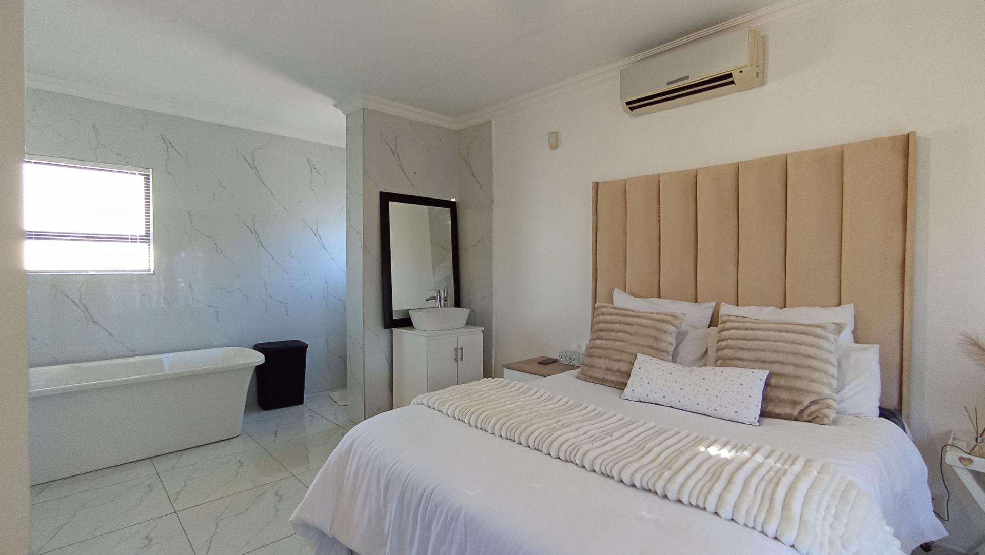 Main Bedroom - 14 square meters of property in Illiondale