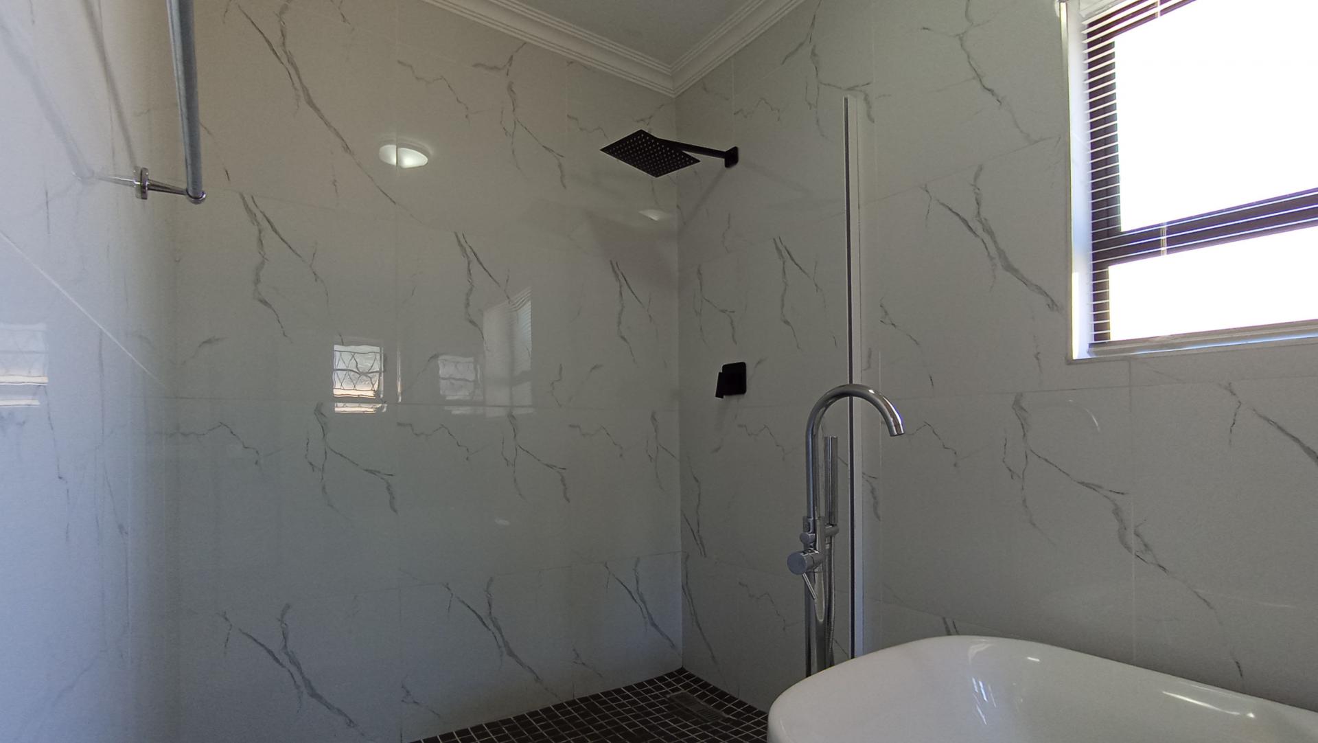 Main Bathroom - 7 square meters of property in Illiondale