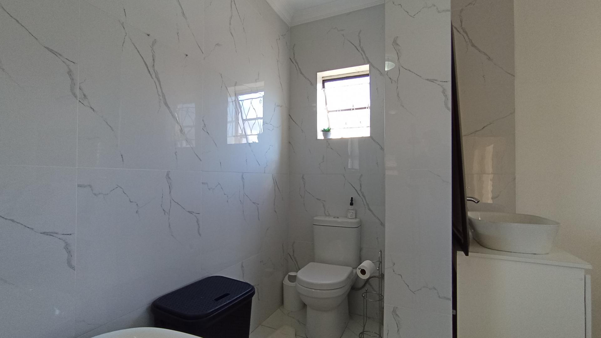Main Bathroom - 7 square meters of property in Illiondale