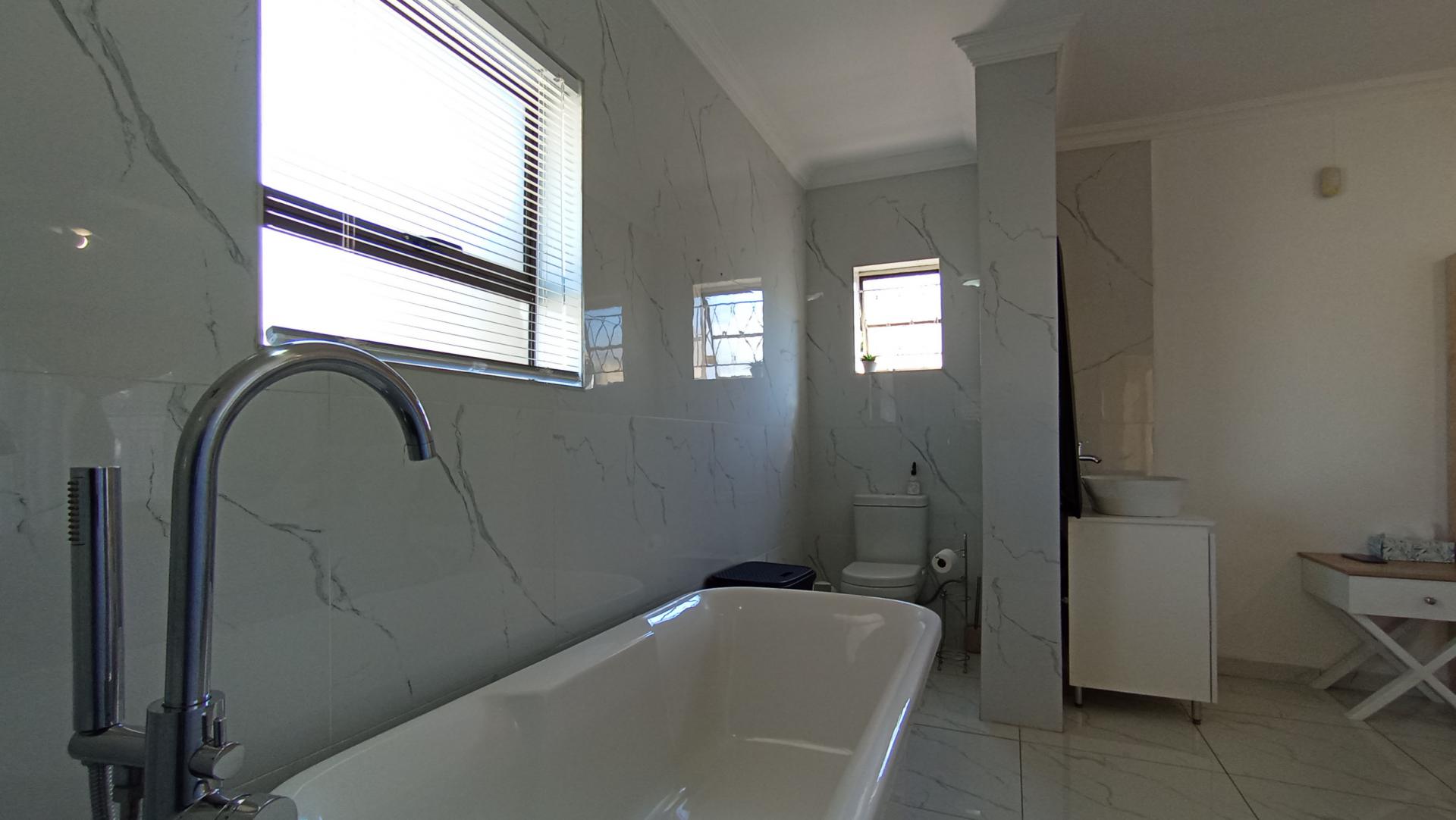 Main Bathroom - 7 square meters of property in Illiondale